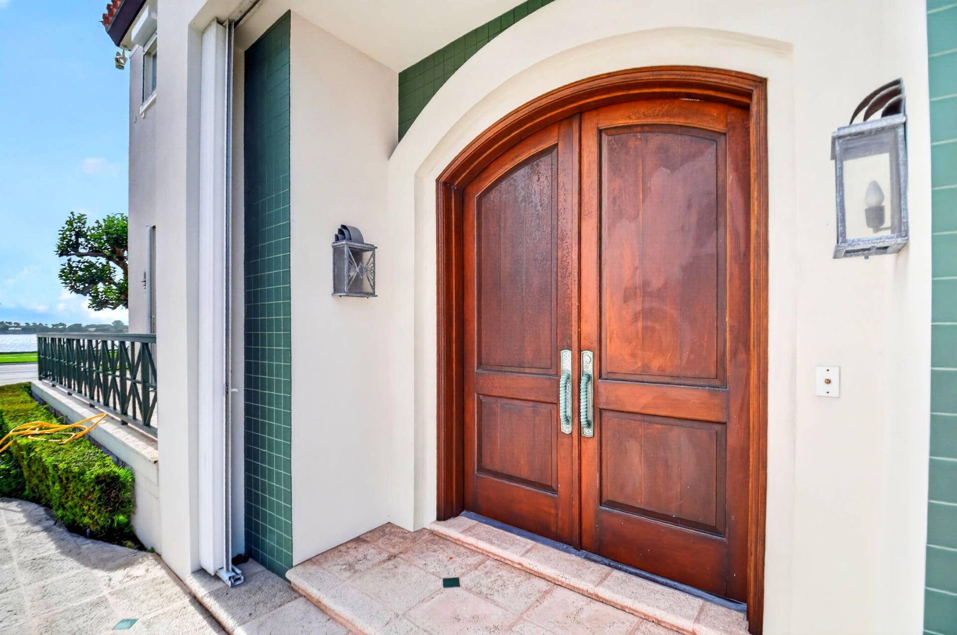 5011 S FLAGLER Drive, West Palm Beach, FL 33405 Front Entry