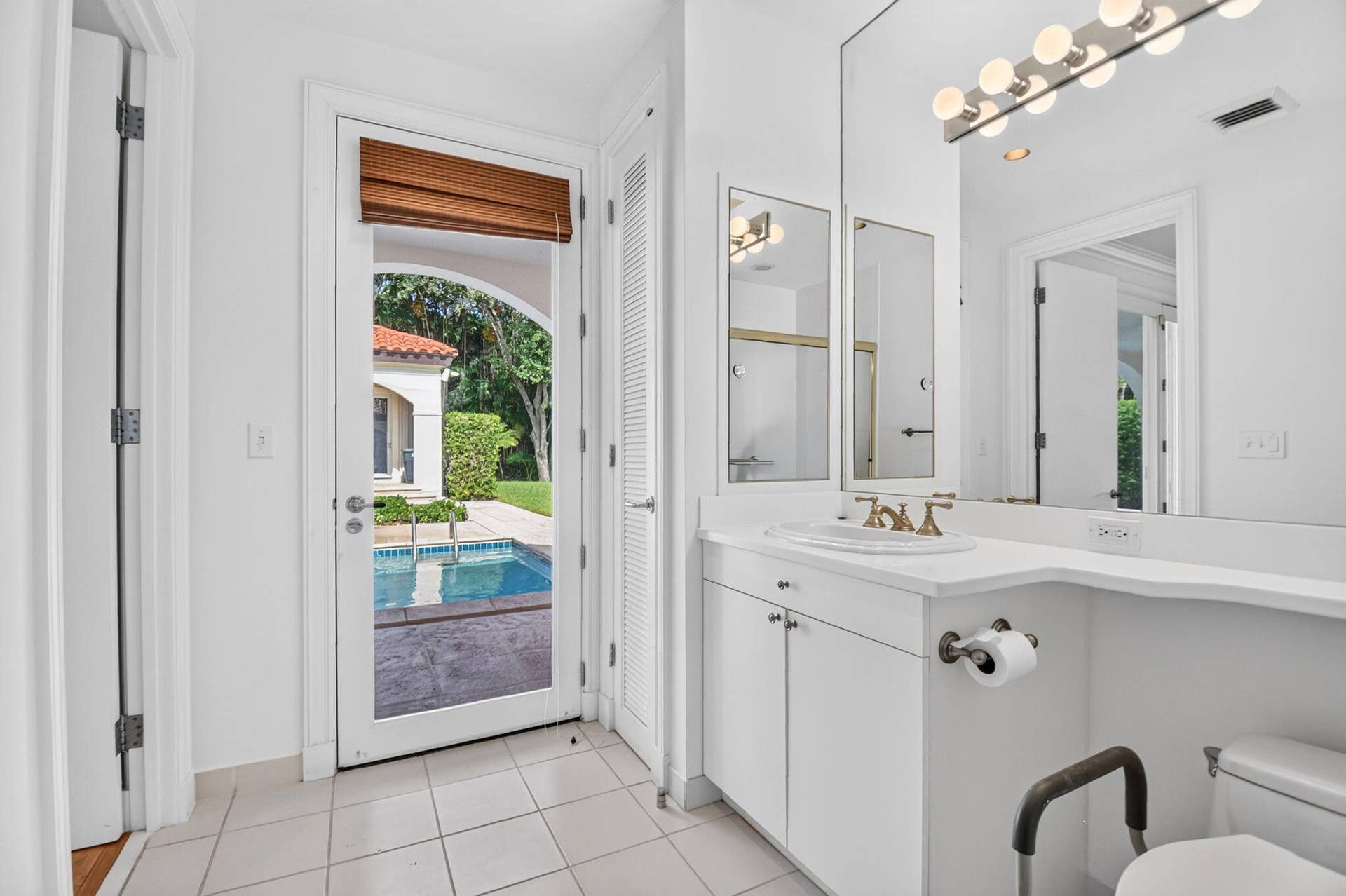 5011 S FLAGLER Drive, West Palm Beach, FL 33405 First Floor Bathroom