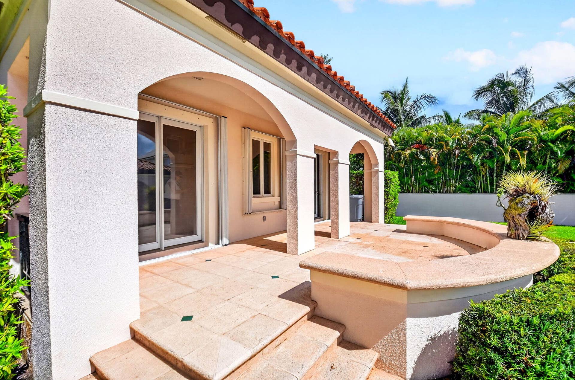 5011 S FLAGLER Drive, West Palm Beach, FL 33405 Courtyard