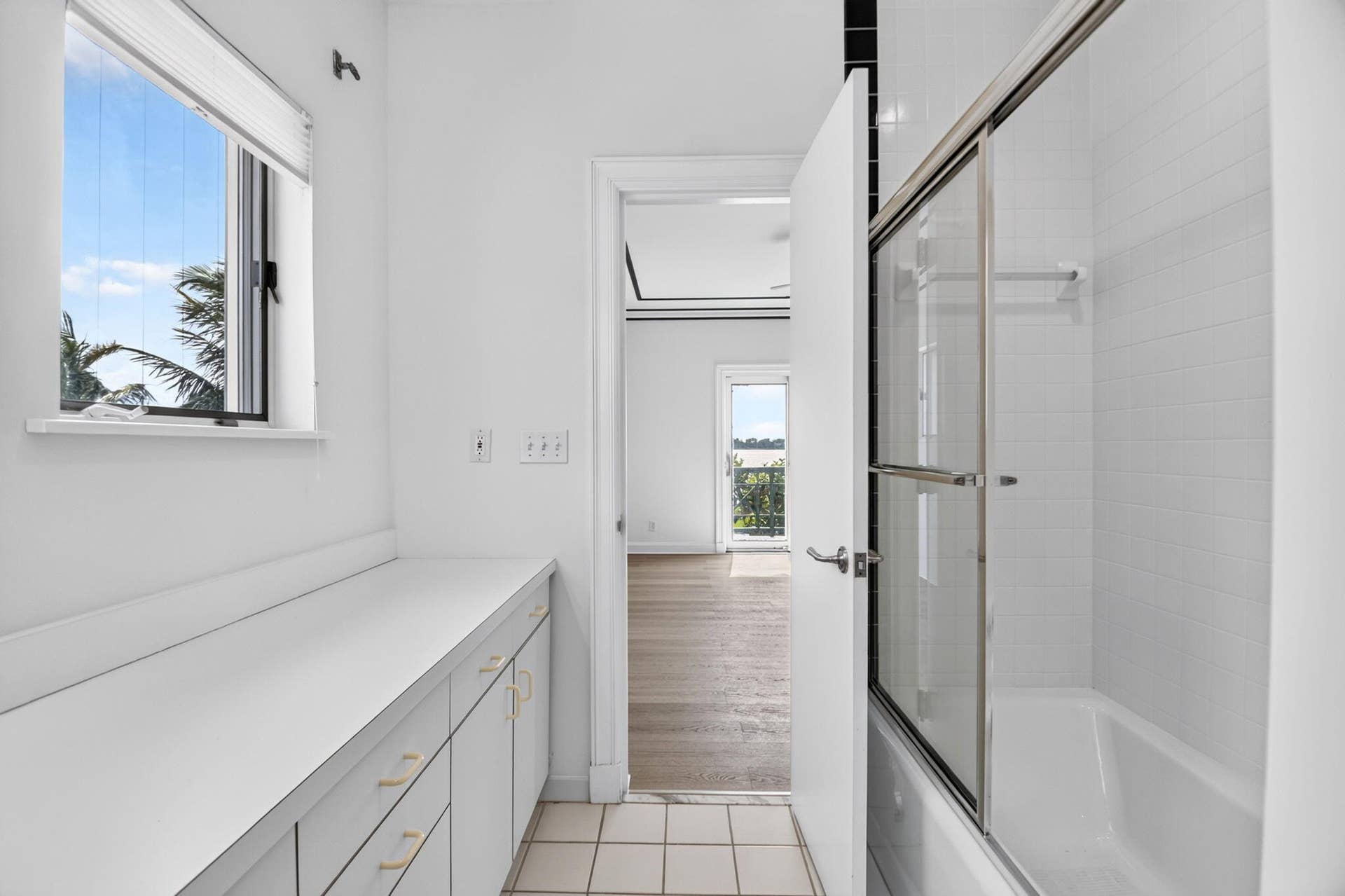 5011 S FLAGLER Drive, West Palm Beach, FL 33405 Second Bathroom UP