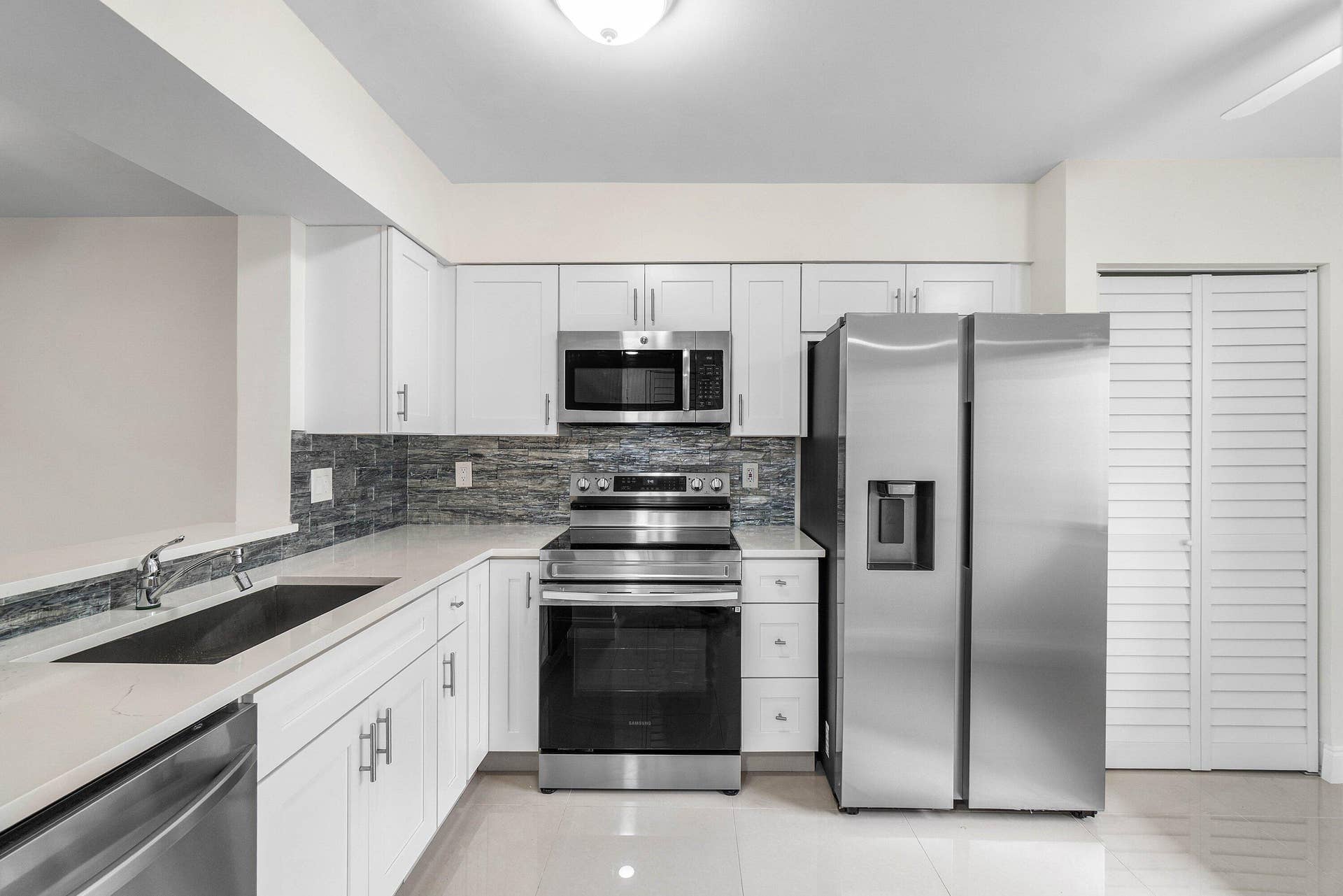7290 KINGHURST Drive, #106, Delray Beach, FL 33446 REMODELED KITCHEN