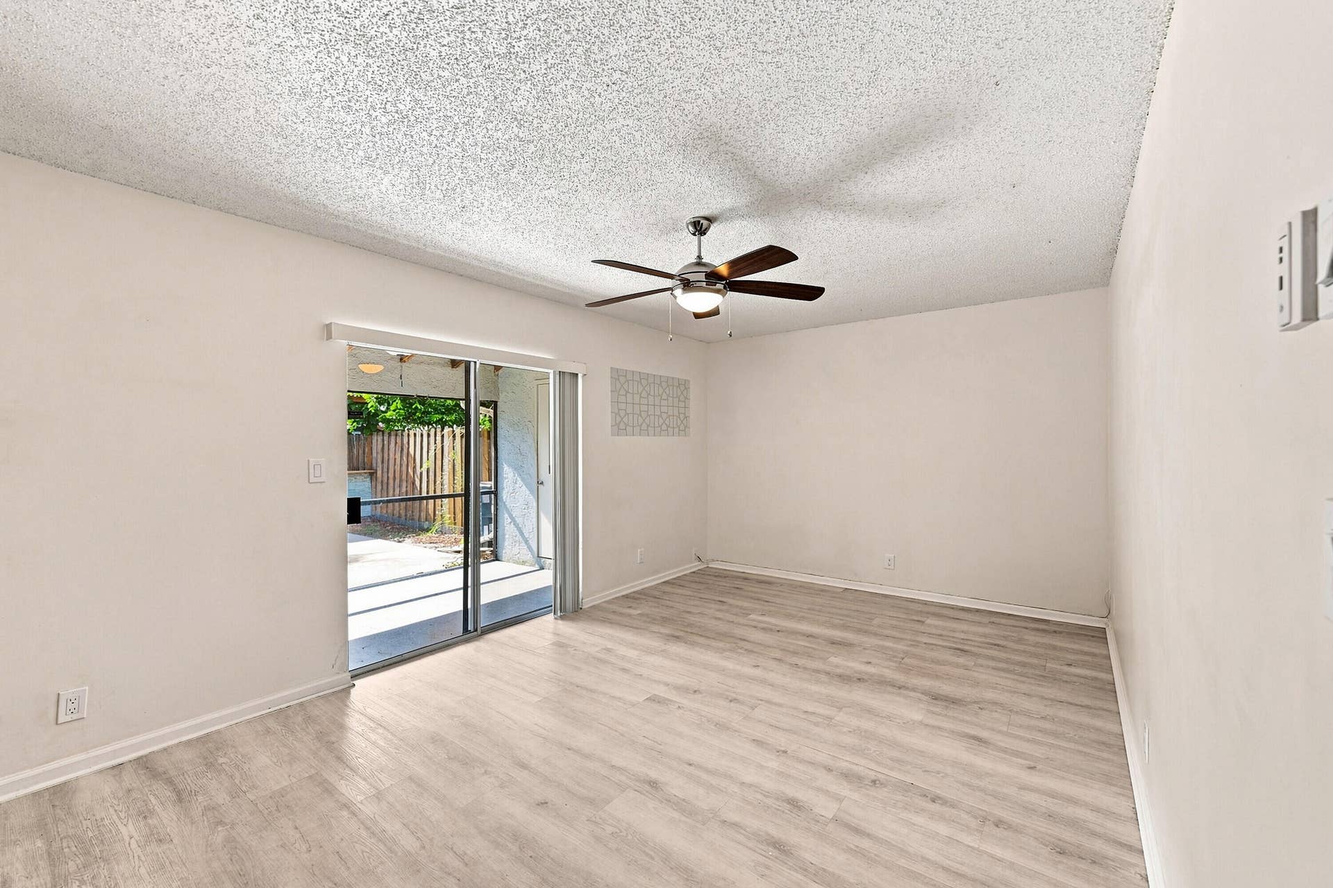 10_family room