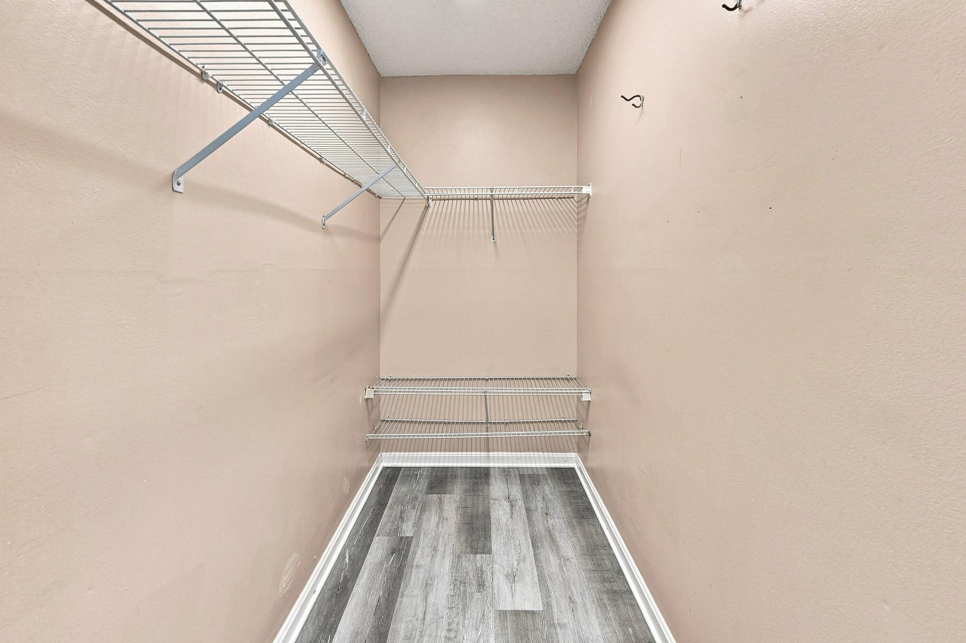 24_walk-in closet