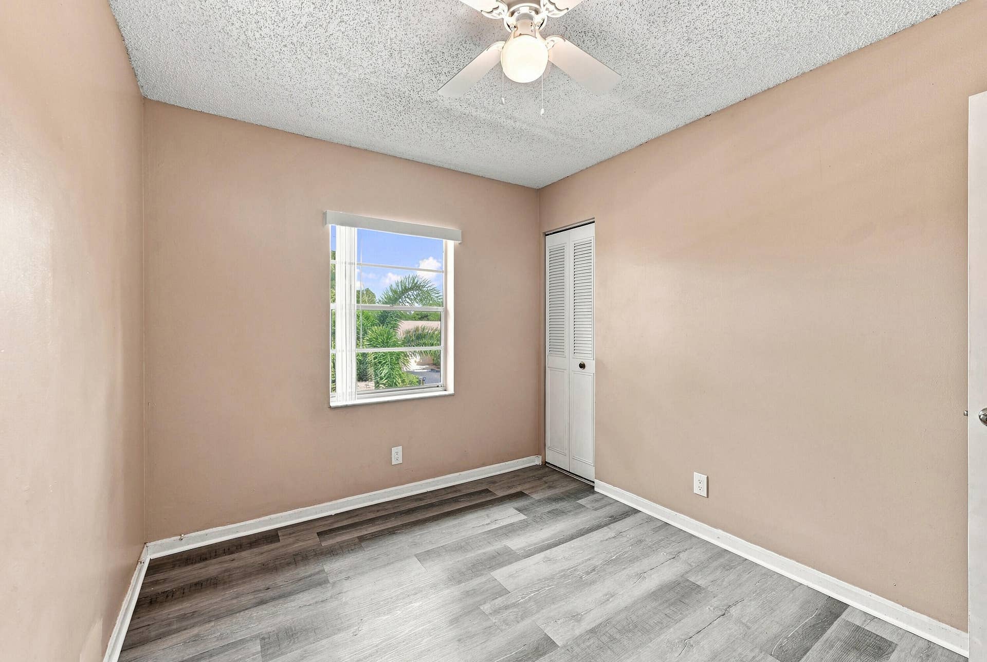 19_bedroom