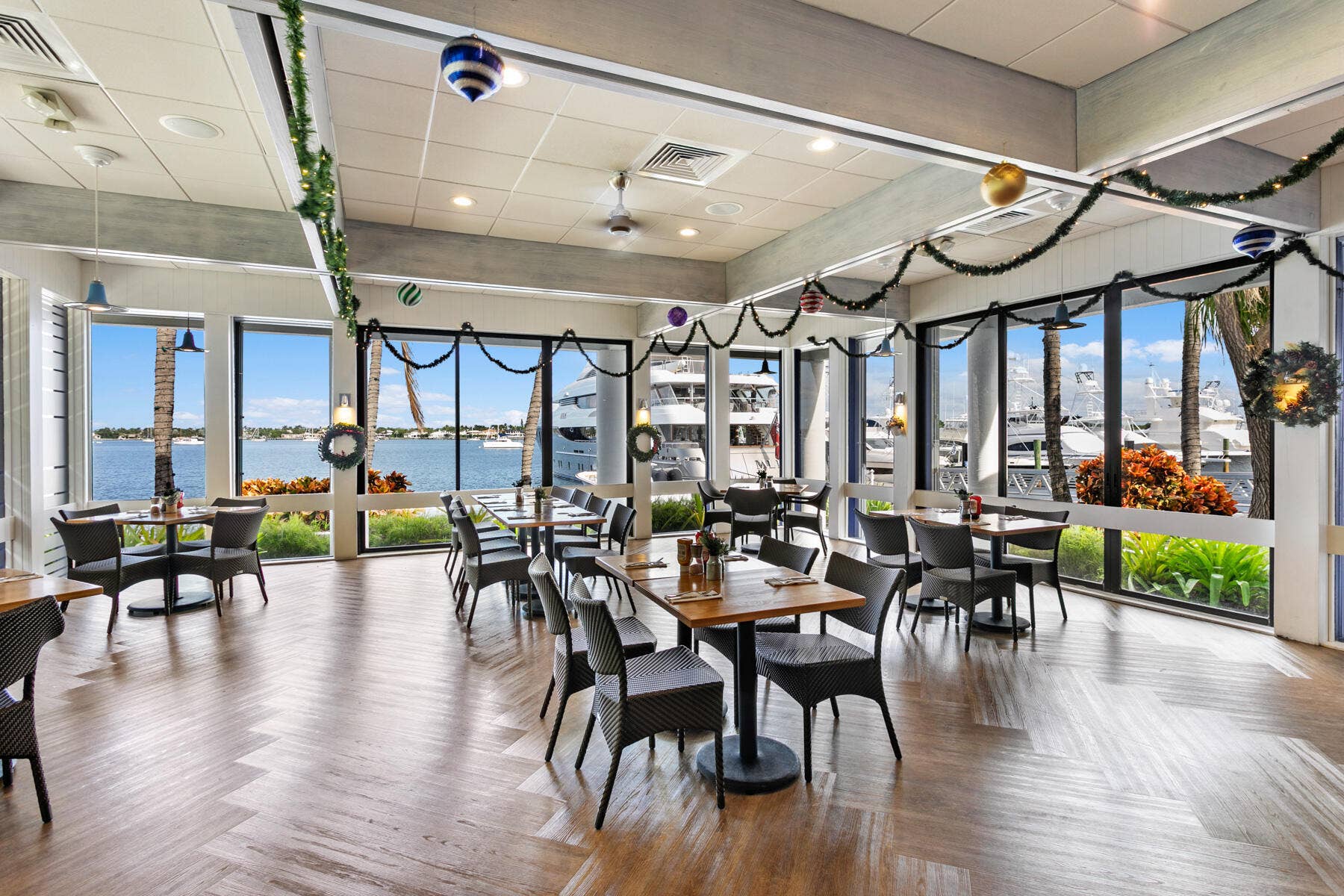 130 LAKESHORE Drive, #322, North Palm Beach, FL 33408 Belle's Restaurant