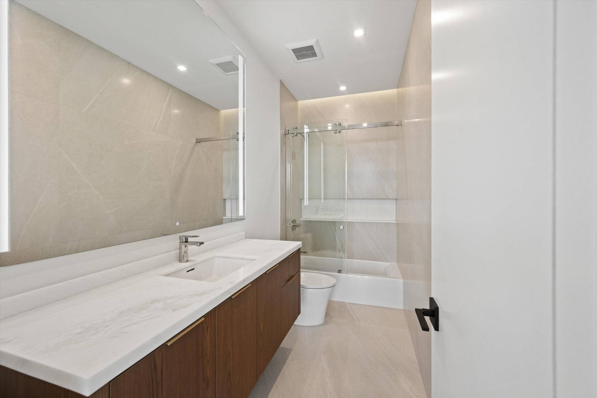 591 Golden Harbour Drive, Boca Raton, FL 33432 5DCCE6B4-846A-44DE-9DD8-A3BCF2010A71
