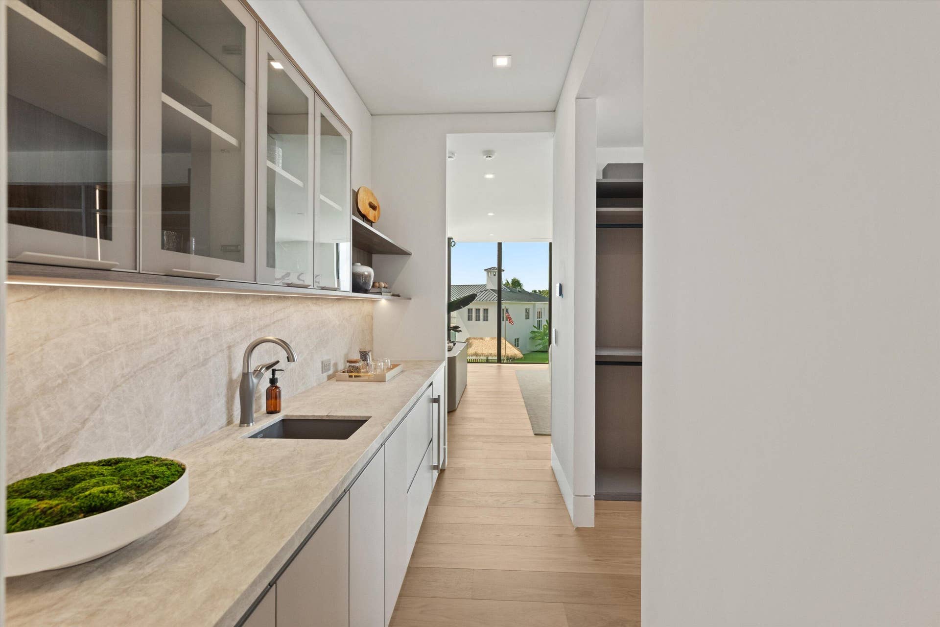 591 Golden Harbour Drive, Boca Raton, FL 33432 Primary breakfast bar