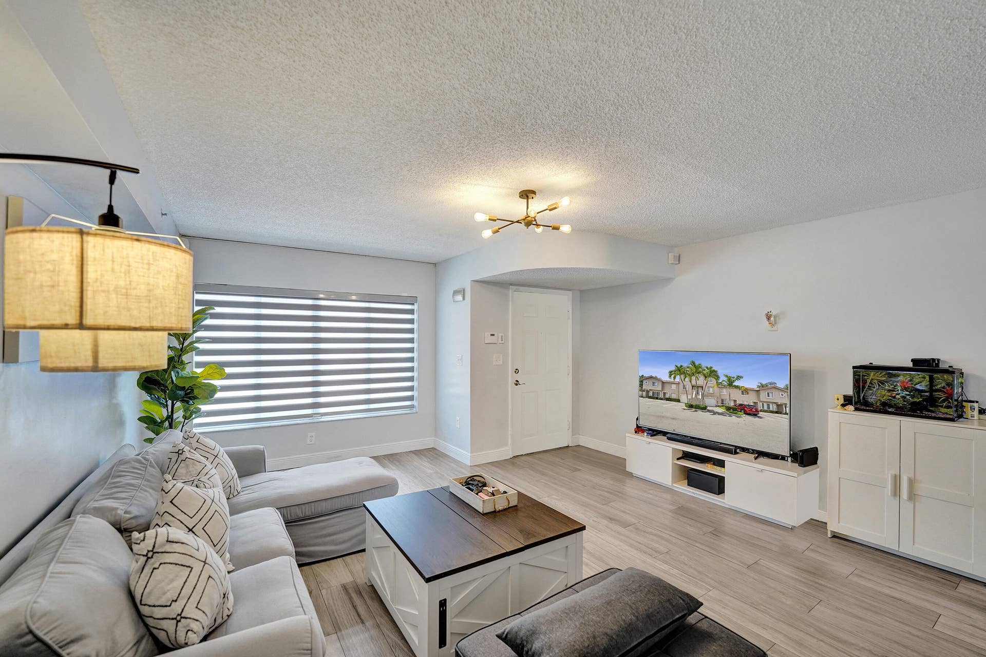173 Riviera Circle, Weston, FL 33326 Living room