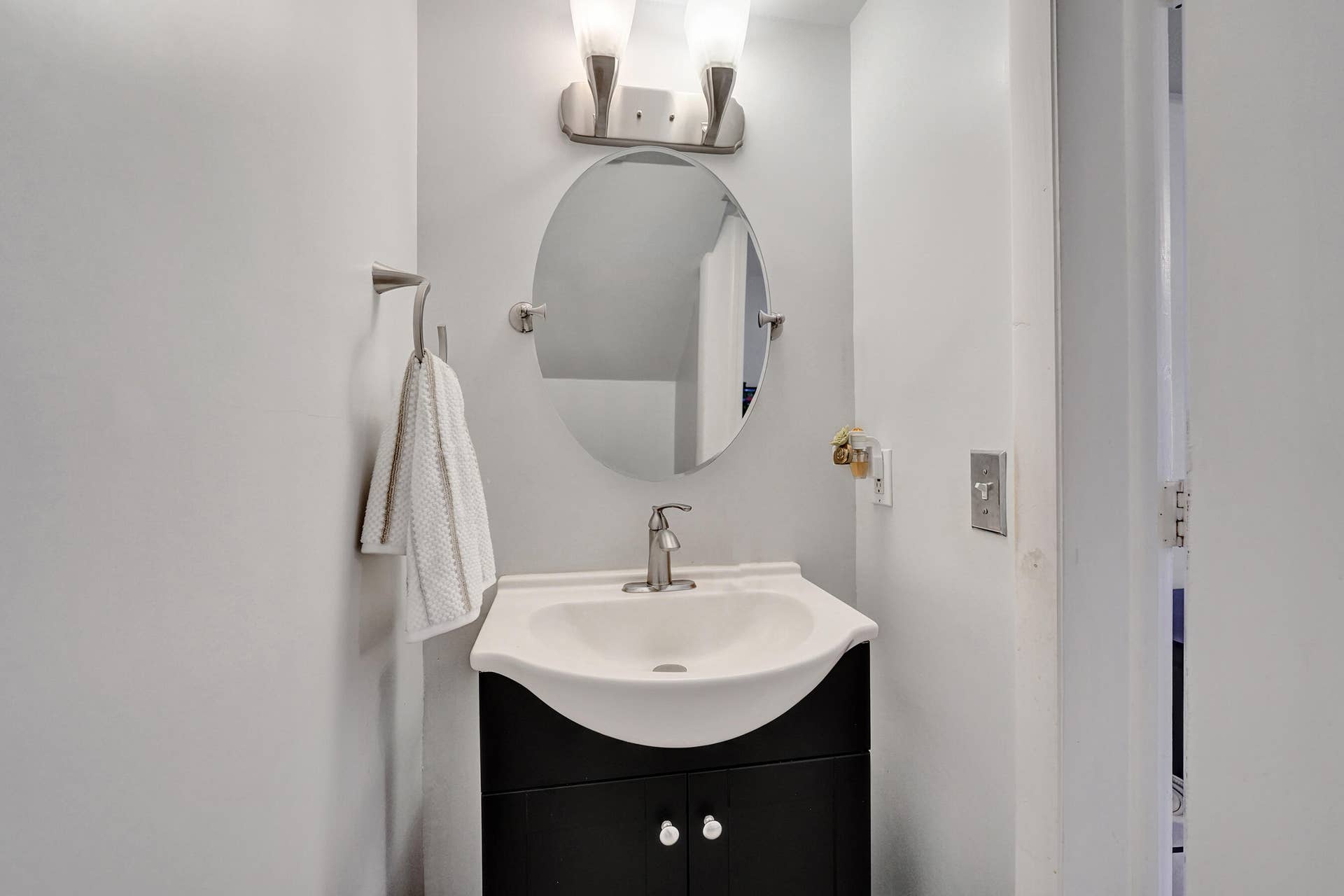 173 Riviera Circle, Weston, FL 33326 Guest half bathroom