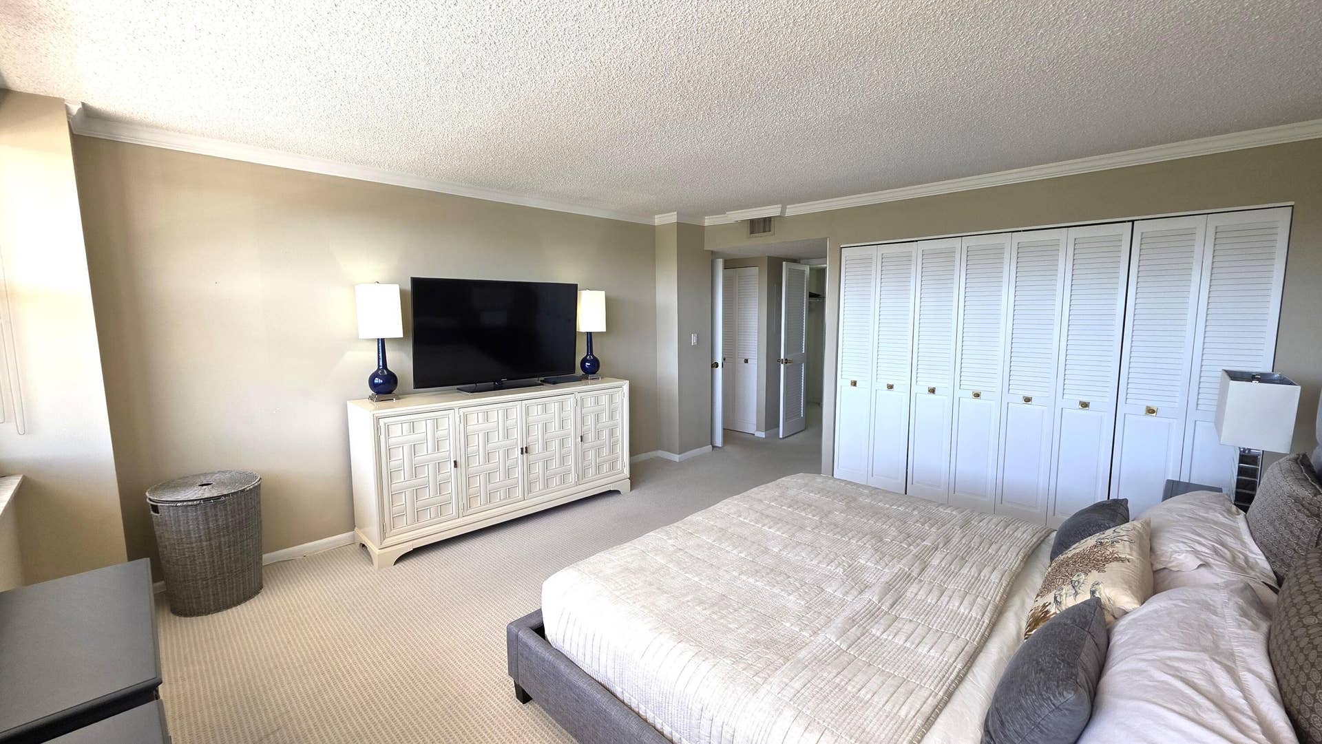 936 Intracoastal Drive, #5B, Fort Lauderdale, FL 33304 primary bedroom reverse view