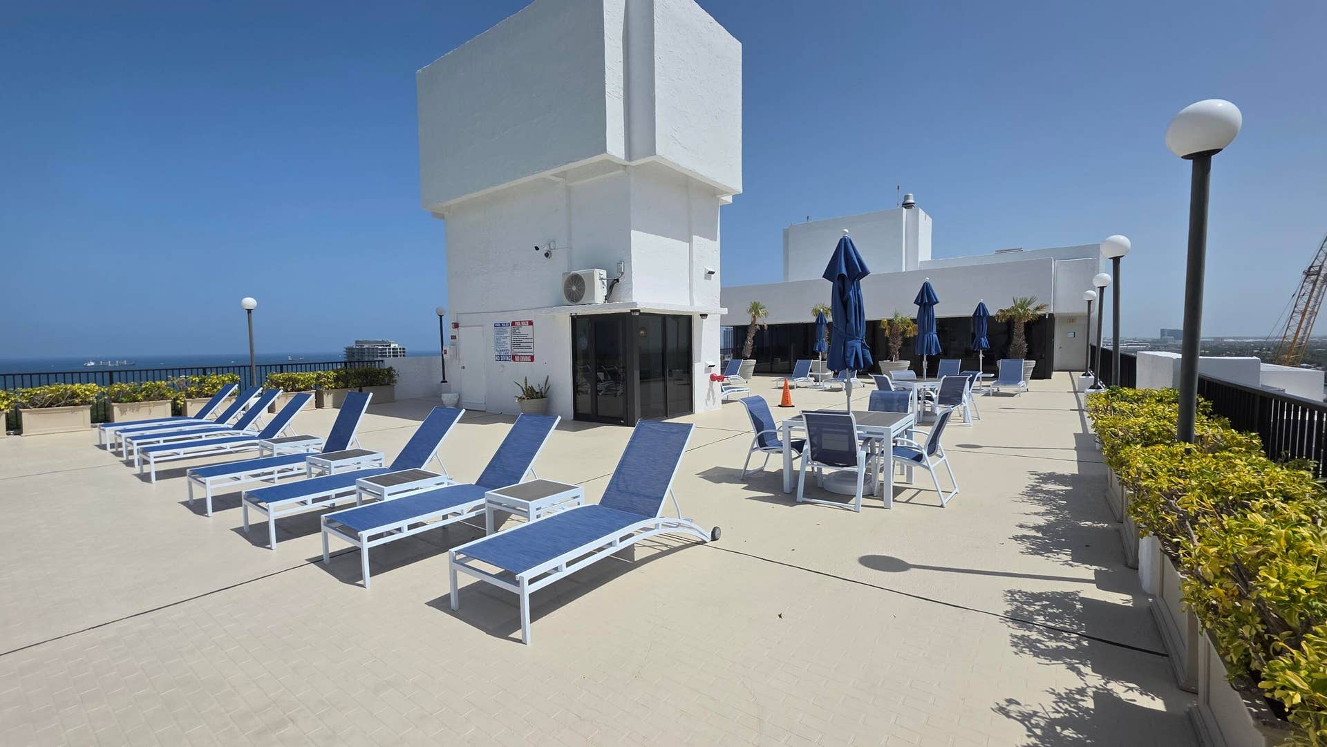 936 Intracoastal Drive, #5B, Fort Lauderdale, FL 33304 plenty of lounges