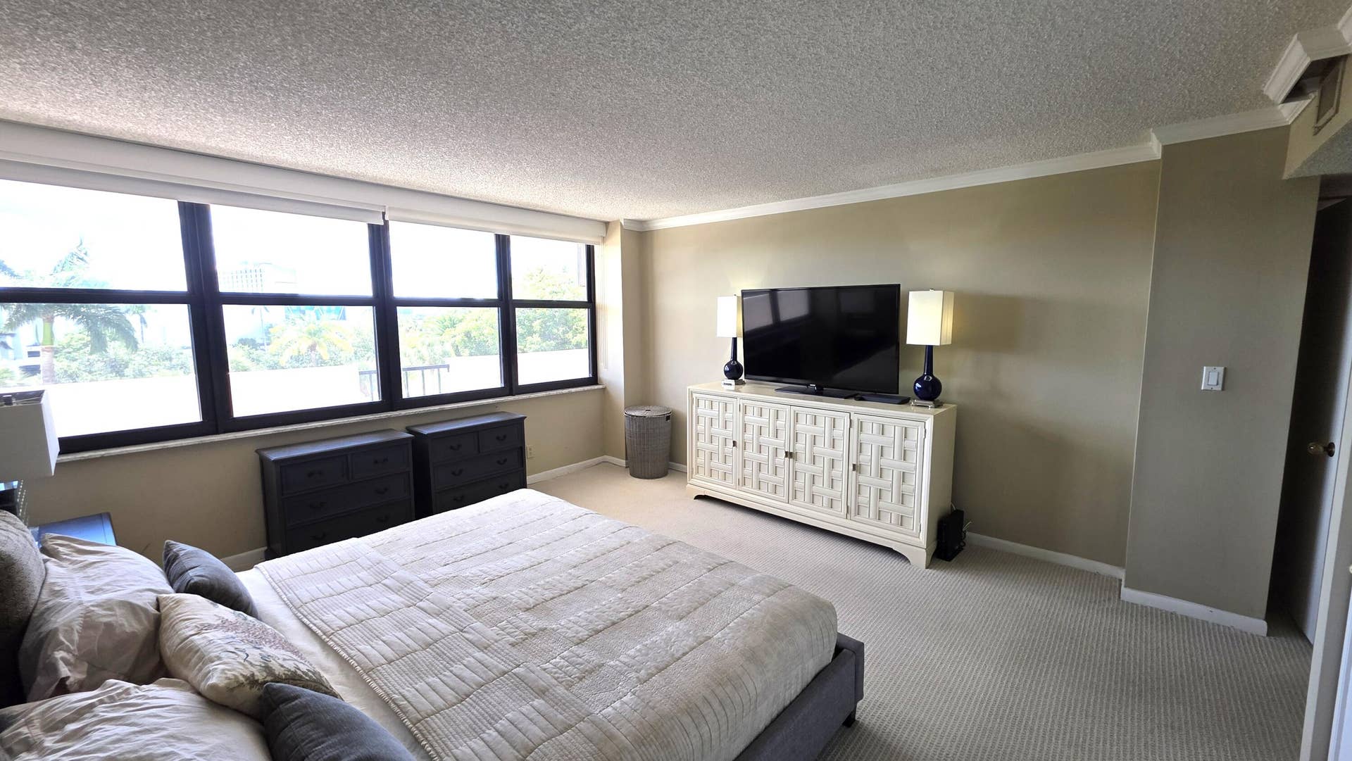 936 Intracoastal Drive, #5B, Fort Lauderdale, FL 33304 primary bedroom angle view