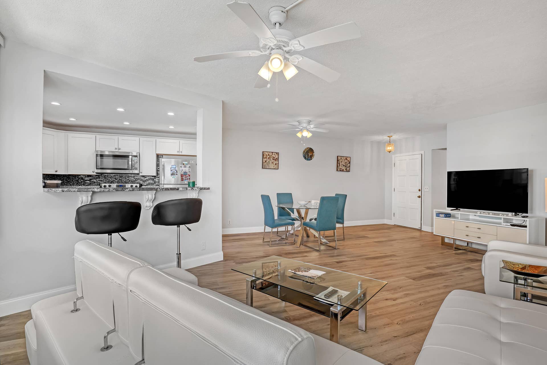 28 Yacht Club Drive, #409, North Palm Beach, FL 33408 Living/Dining Area