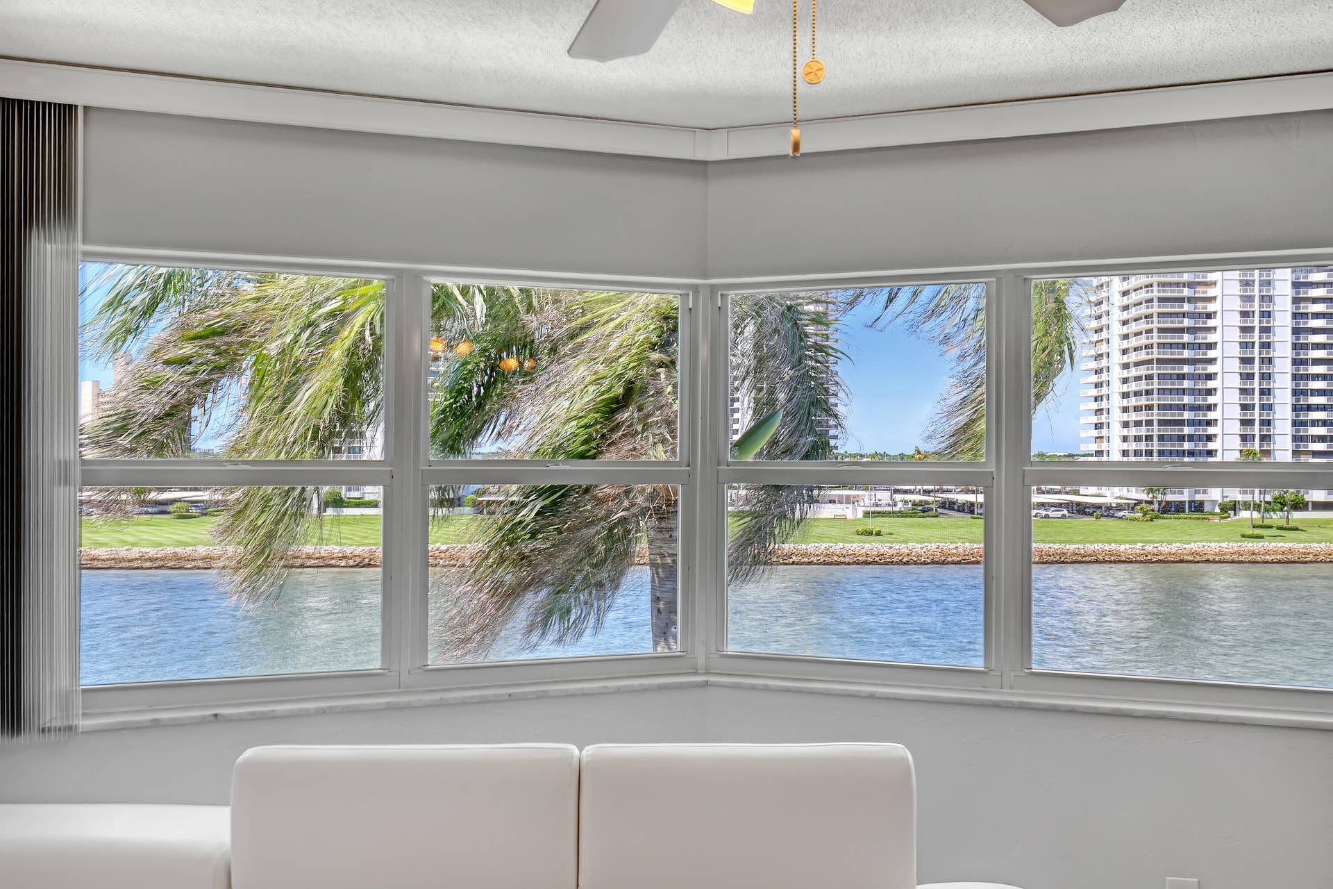 28 Yacht Club Drive, #409, North Palm Beach, FL 33408 Living Room Views