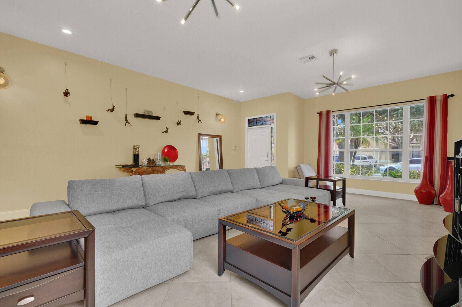OVERSIZED LIVING ROOM