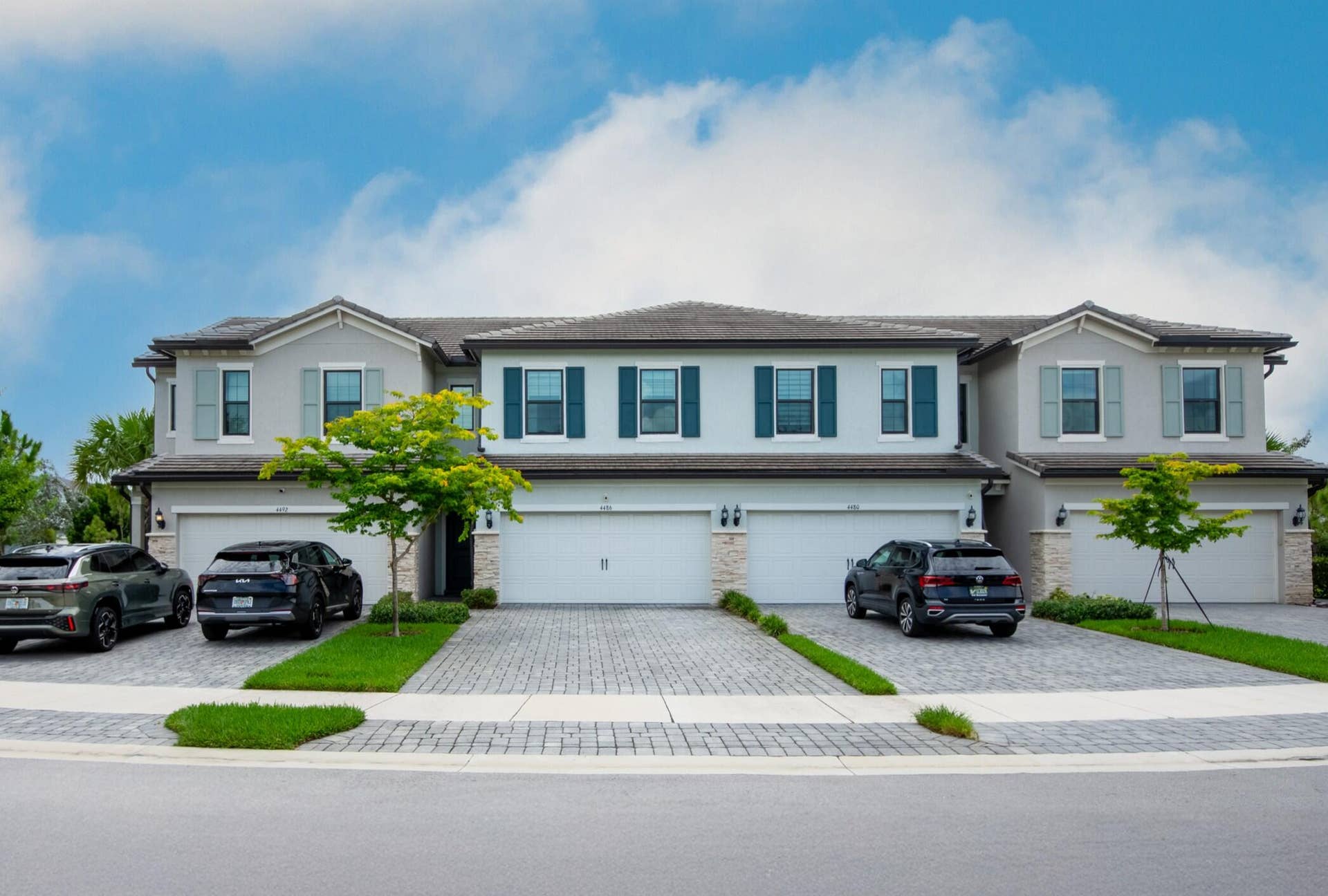 4486 Appleton Circle W, Oakland Park, FL 33309 Curb appeal with easy access to community amenities