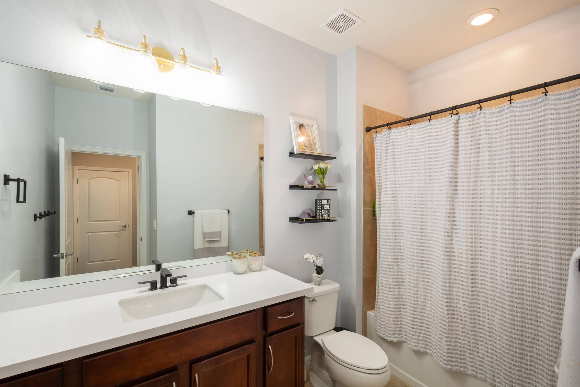4486 Appleton Circle W, Oakland Park, FL 33309 Guest Bathroom