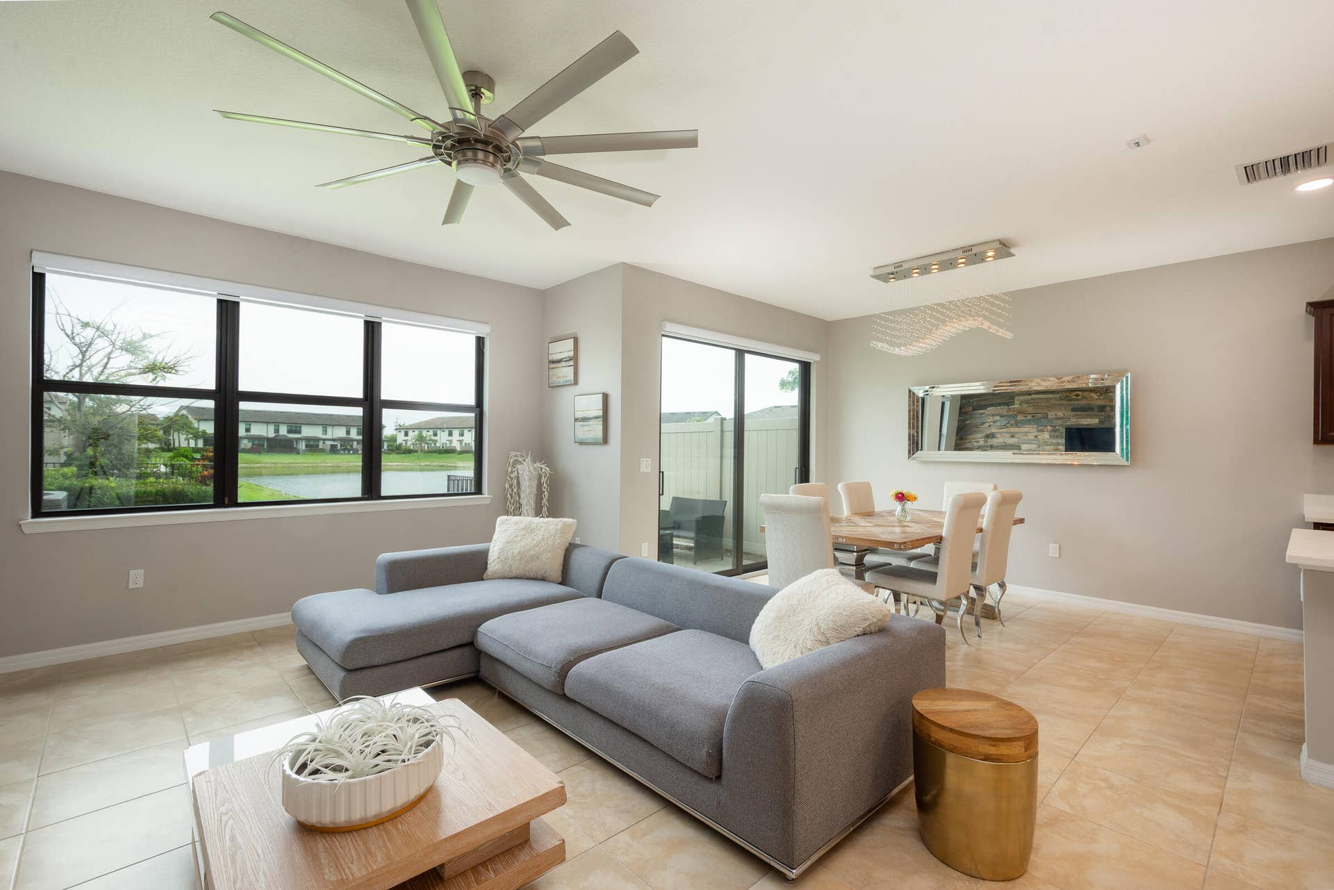 4486 Appleton Circle W, Oakland Park, FL 33309 Open floor plan with East facing Family/Dining room