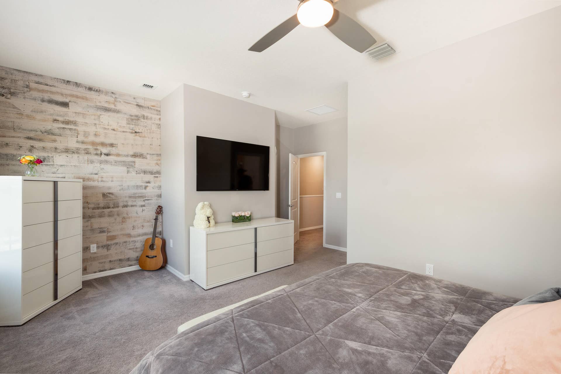 4486 Appleton Circle W, Oakland Park, FL 33309 Sitting area off of primary bedroom