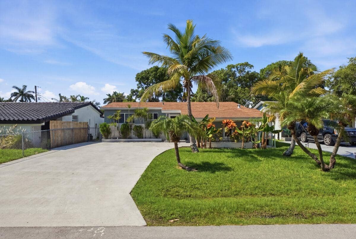 309 SW 7TH Court, Hallandale Beach, FL 33009 013_DSC07419_reedit_1b921059_MLS