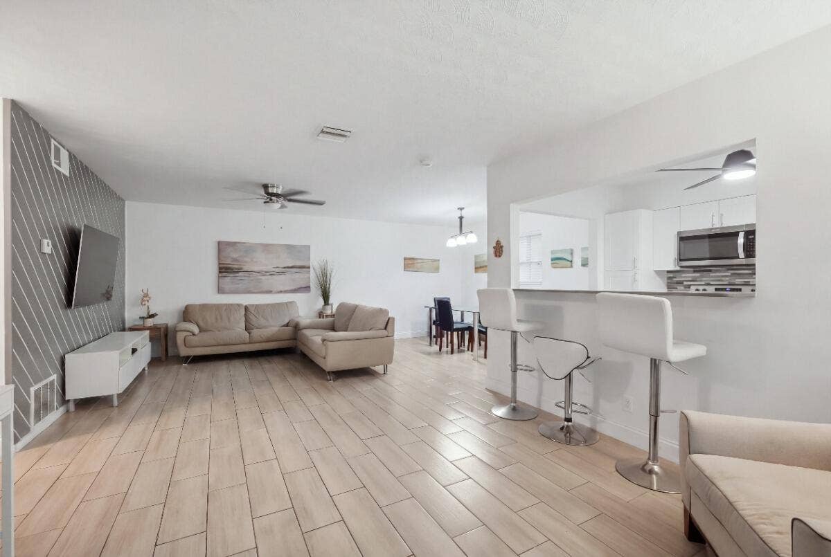 309 SW 7TH Court, Hallandale Beach, FL 33009 044_DSC07248_reedit_352dda4c_autoremove_