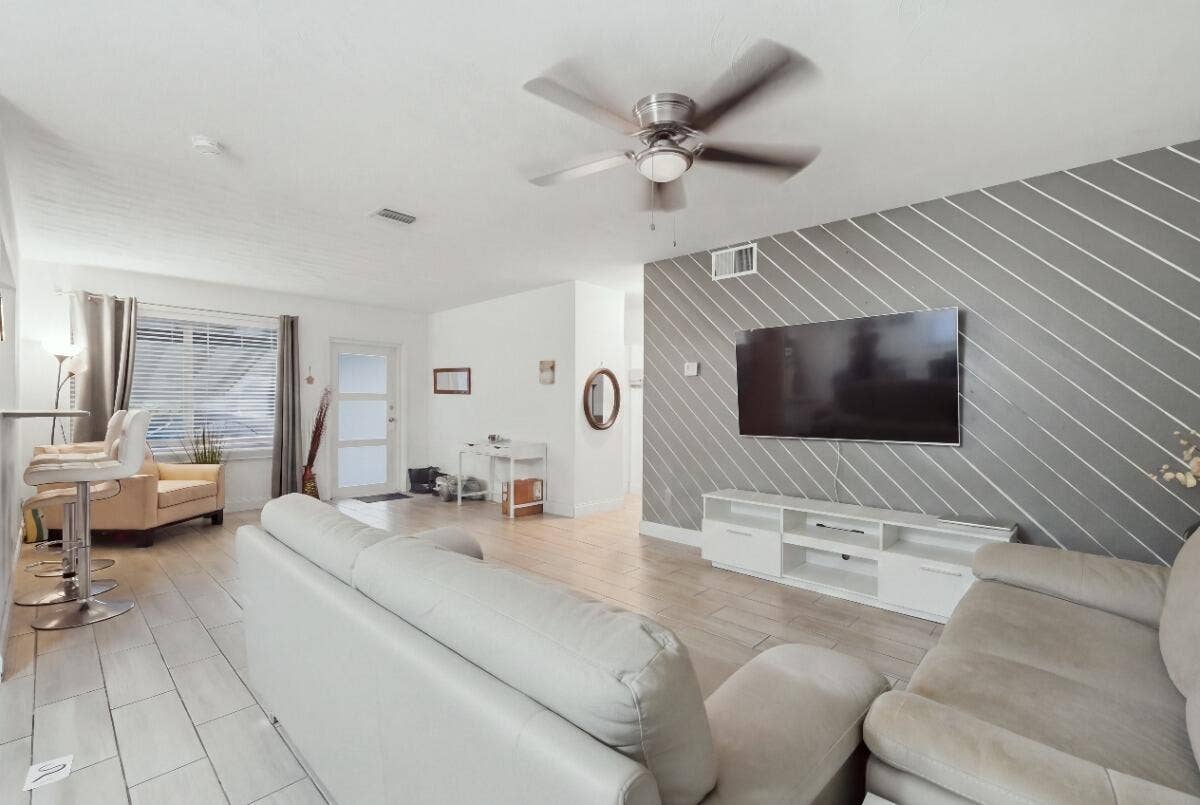 309 SW 7TH Court, Hallandale Beach, FL 33009 033_DSC07233_reedit_096012a2_MLS