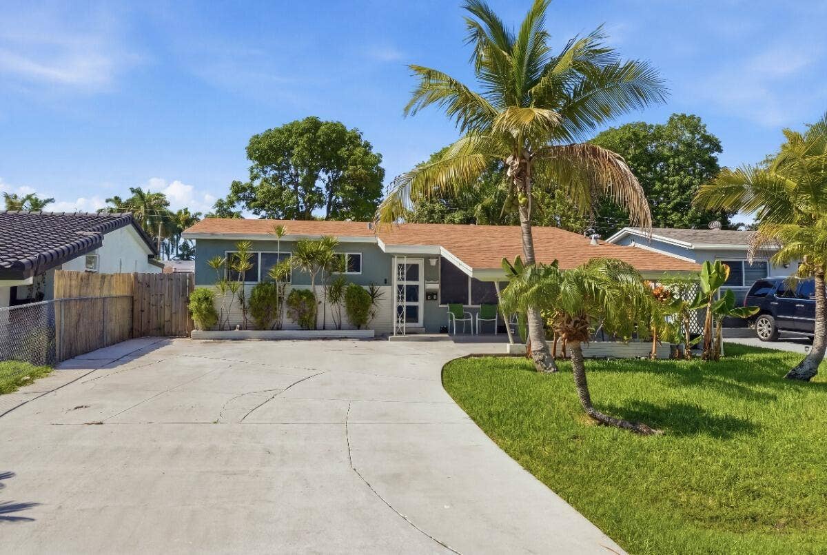 309 SW 7TH Court, Hallandale Beach, FL 33009 017_DSC07428_reedit_c944b4f0_MLS