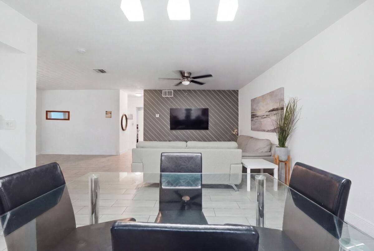 309 SW 7TH Court, Hallandale Beach, FL 33009 026_DSC07224_reedit_ae328059_MLS