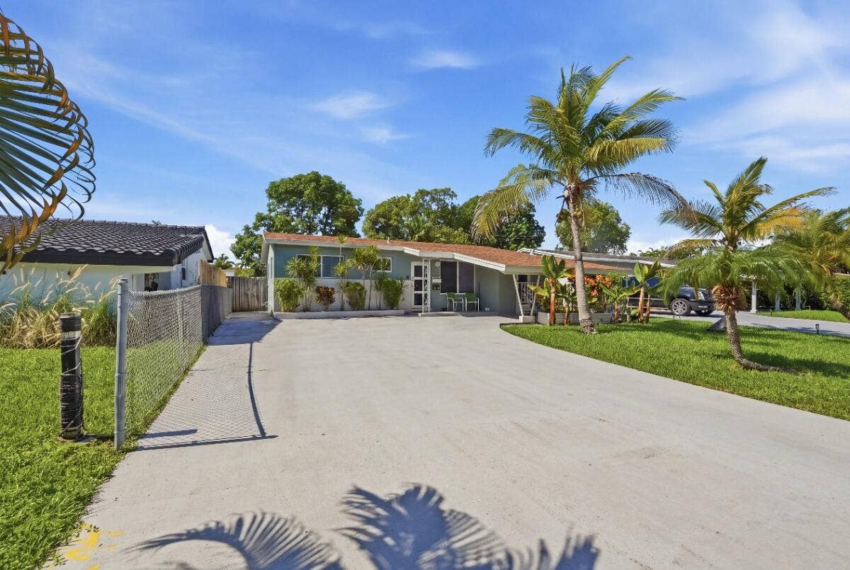 309 SW 7TH Court, Hallandale Beach, FL 33009 003_DSC07332_reedit_1c6975b9_MLS
