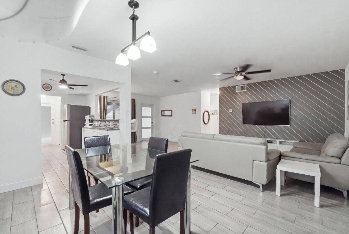 309 SW 7TH Court, Hallandale Beach, FL 33009 029_DSC07230_reedit_b6038b6d_MLS