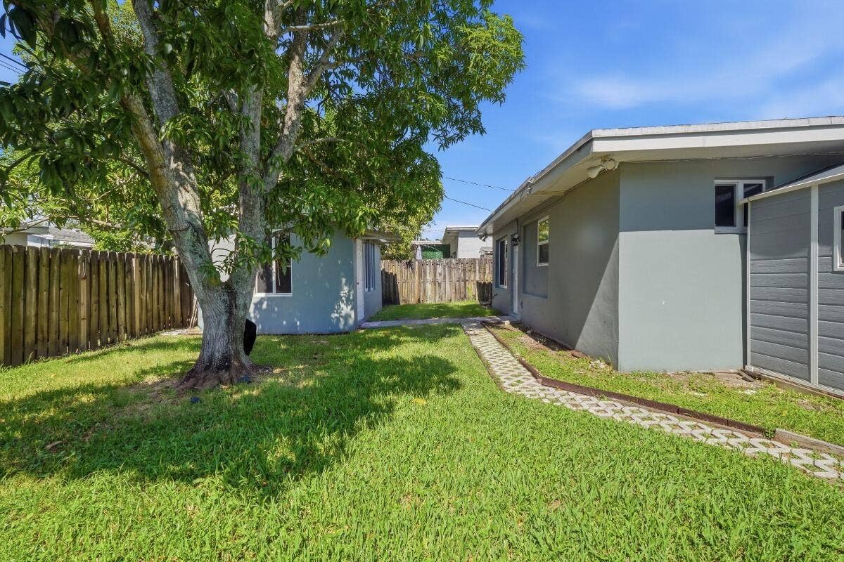 309 SW 7TH Court, Hallandale Beach, FL 33009 002_DSC07362_autoremove_52994789_MLS