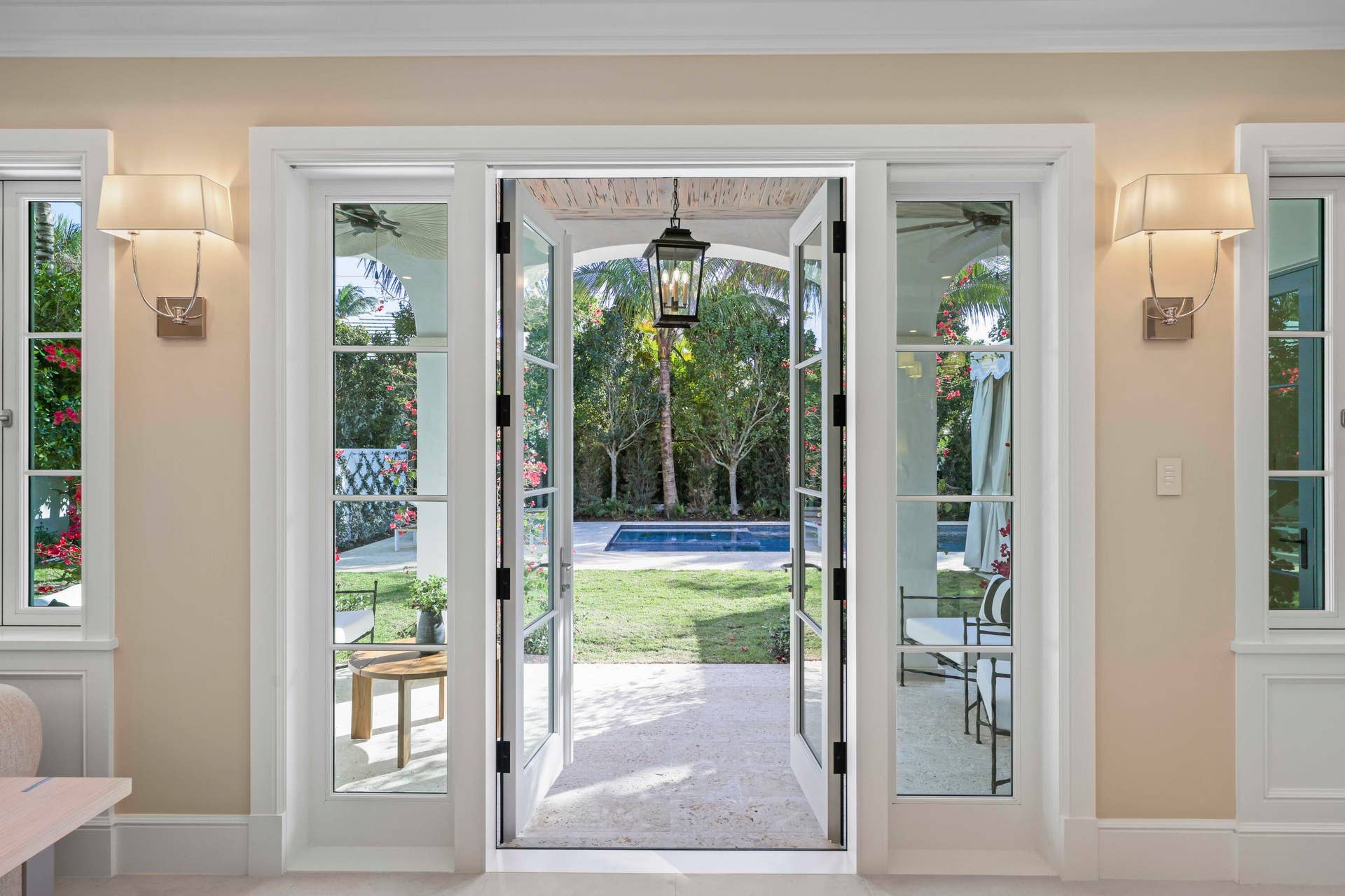 24 - Living to Patio