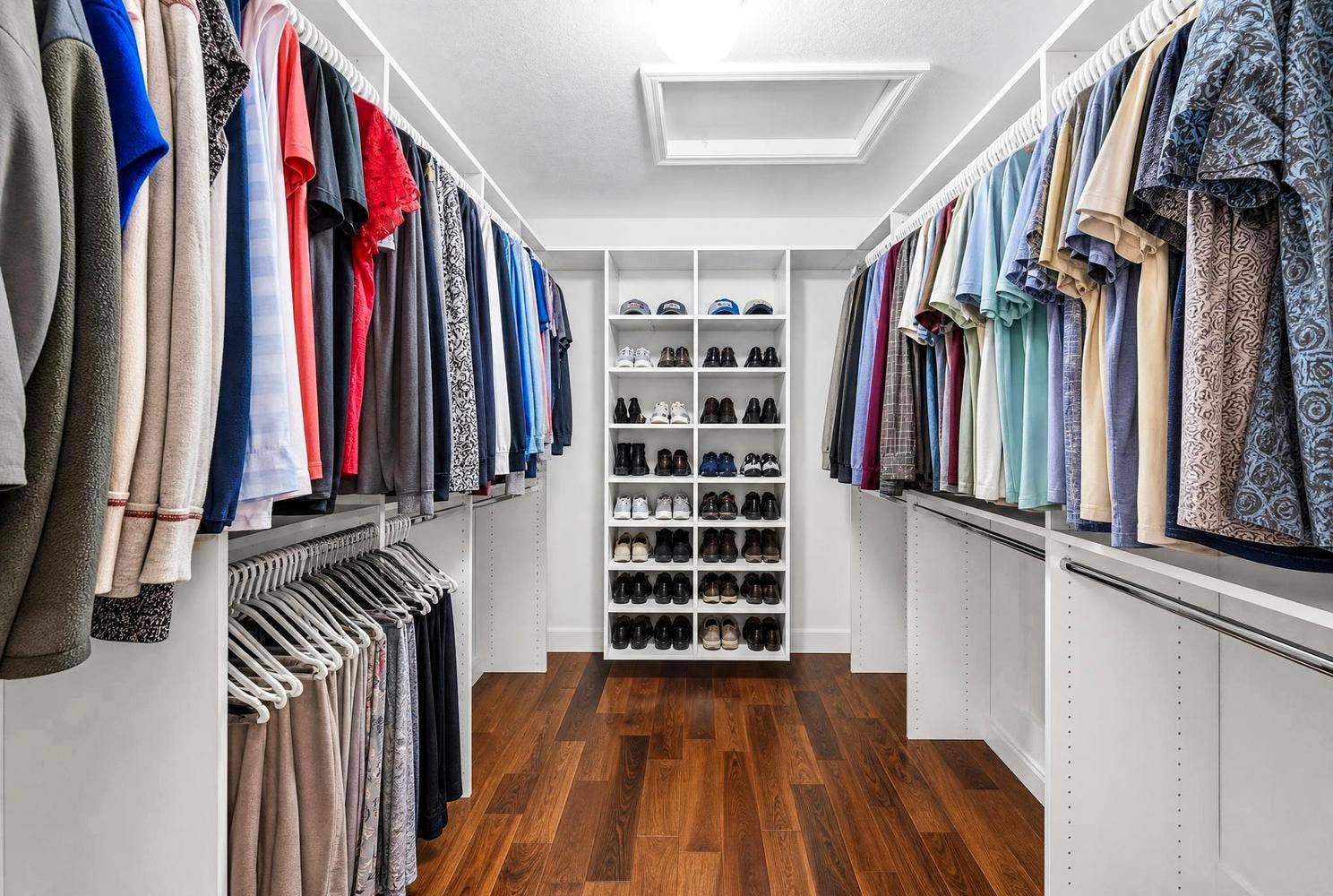 031-017-Primary Closet-1489x1000