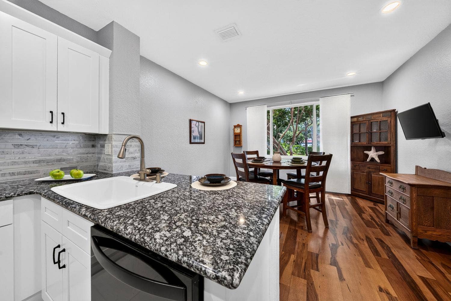 011-040-Breakfast Area-1500x1000