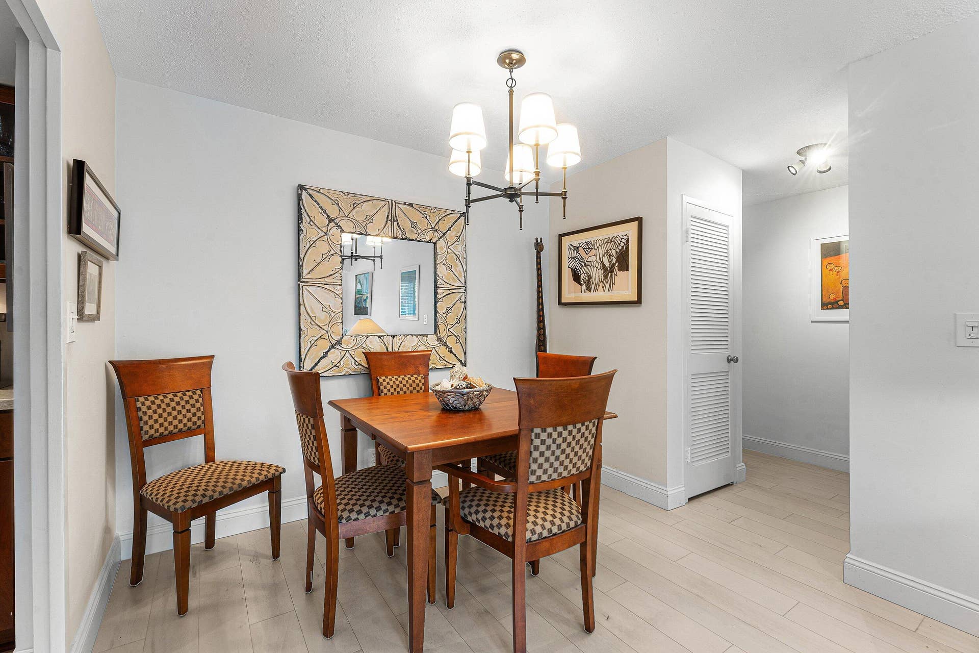 009 Dining space and foyer