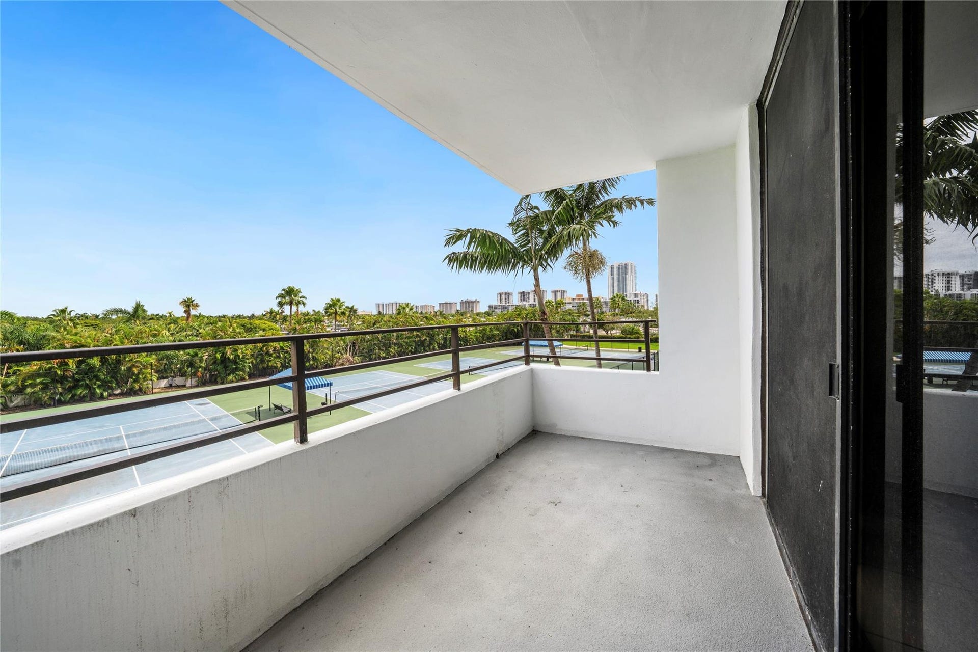 600 THREE ISLANDS Boulevard, #301, Hallandale Beach, FL 33009 Photo 17