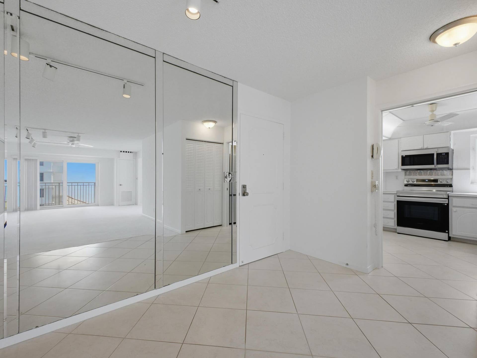 3215 S Ocean Boulevard, #911, Highland Beach, FL 33487 Foyer Kitchen