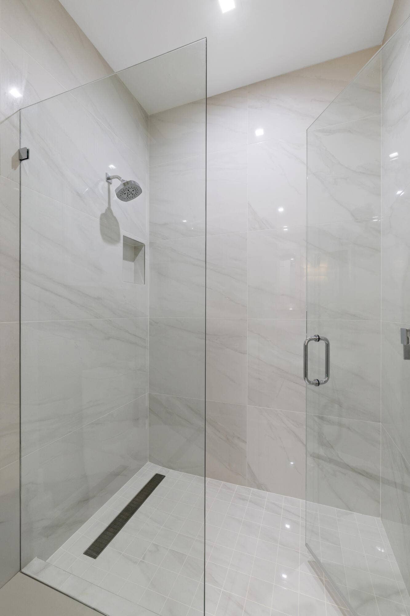 402 Ocean One Lane, Juno Beach, FL 33408 Seamless Shower Doors