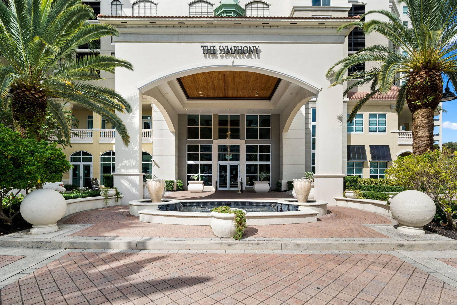 600 W LAS OLAS Boulevard, #902S, Fort Lauderdale, FL 33312 The Symphonys main entrance & fountain courtyard create a welcoming arrival for residents & guests.