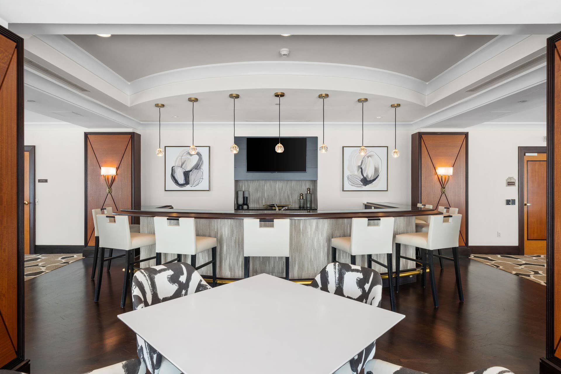 600 W LAS OLAS Boulevard, #902S, Fort Lauderdale, FL 33312 Entertainment area with a full bar, generous bar seating, television & space for hosting.