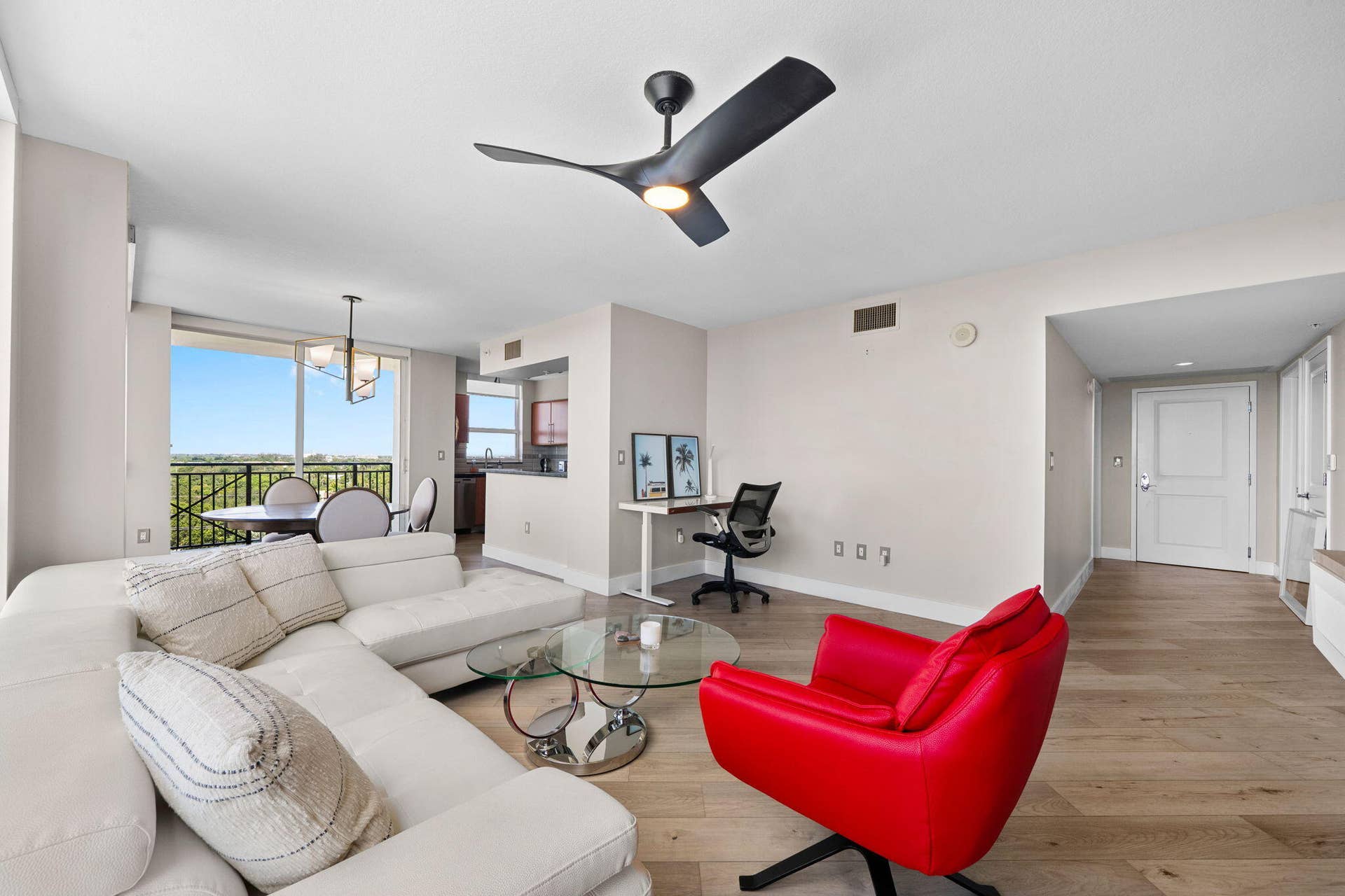 600 W LAS OLAS Boulevard, #902S, Fort Lauderdale, FL 33312 Wide view of the open living & dining areas, featuring a dedicated desk/workstation, modern furnishings & an easy connection to the kitchen and terrace.