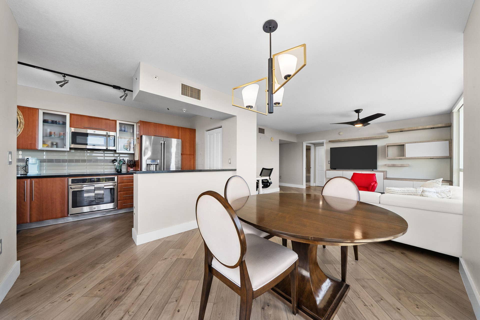 600 W LAS OLAS Boulevard, #902S, Fort Lauderdale, FL 33312 Open dining area connecting naturally to the kitchen & living room, with wood-look flooring and a bright, open layout.