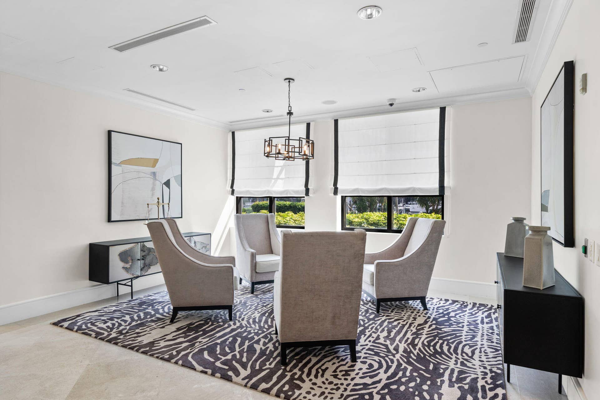 600 W LAS OLAS Boulevard, #902S, Fort Lauderdale, FL 33312 Comfortable business lounge offering seating, natural light & an inviting place to work or meet.