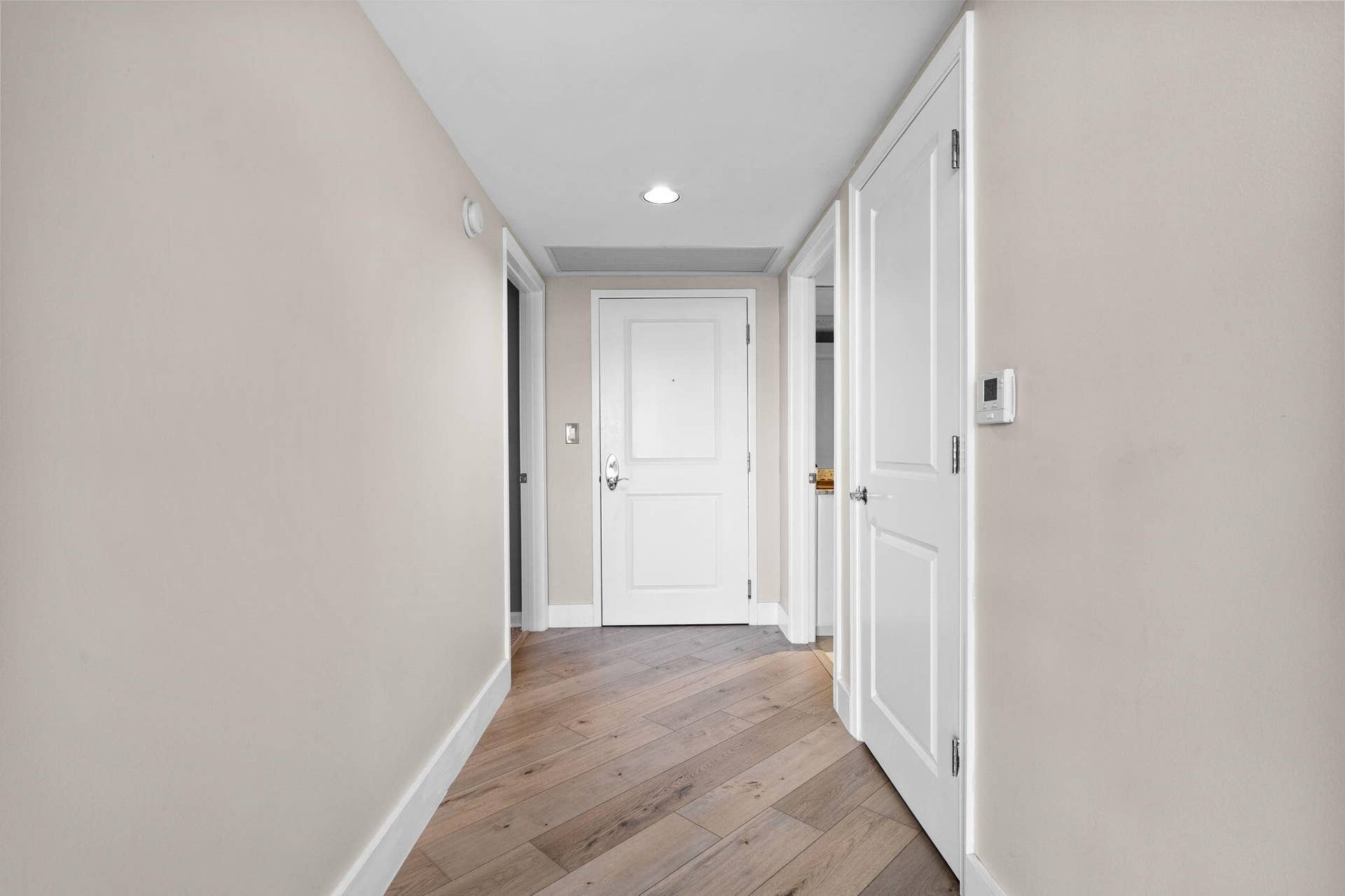 600 W LAS OLAS Boulevard, #902S, Fort Lauderdale, FL 33312 Entry foyer & hallway connecting the residences split-bedroom layout and main living areas.