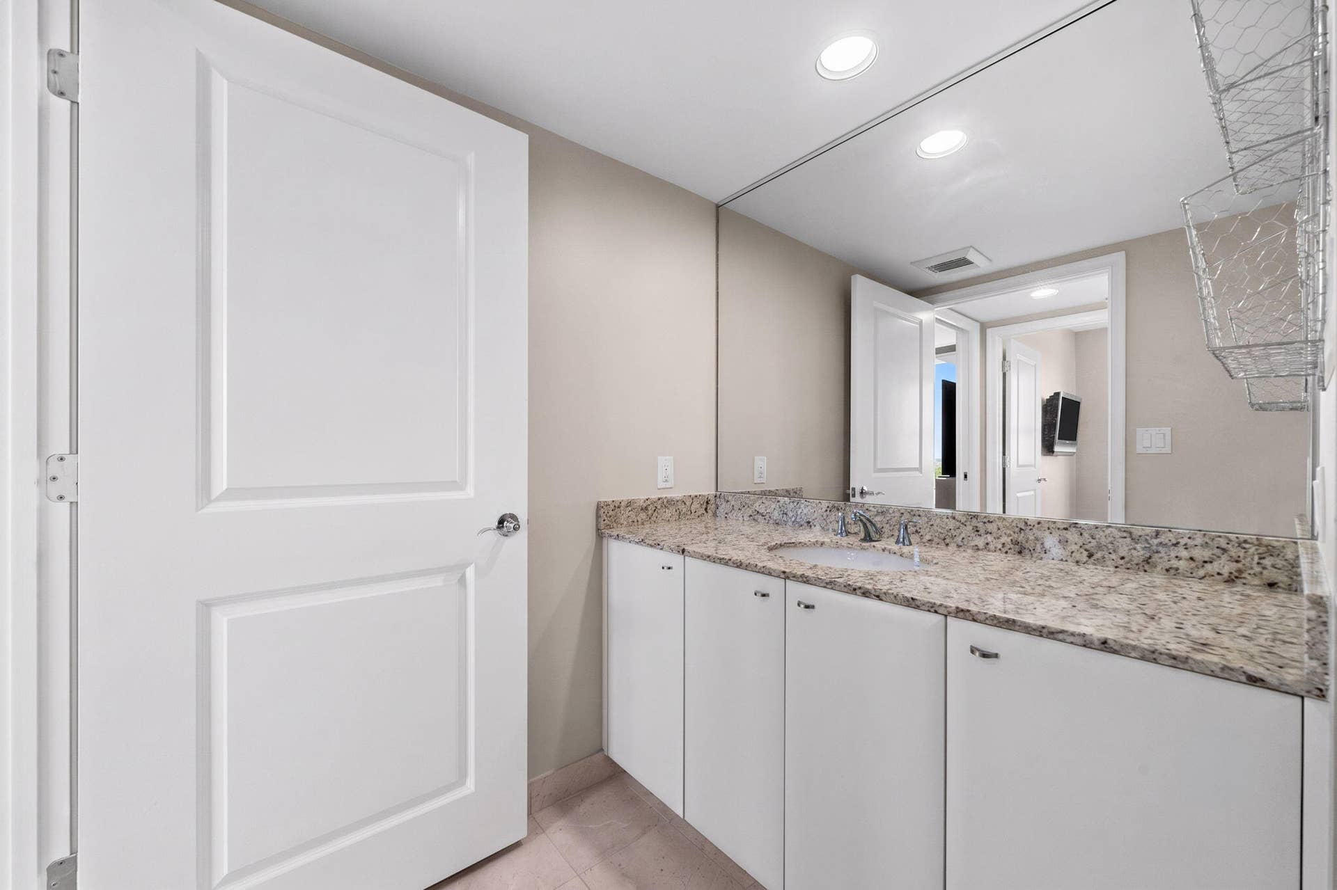 600 W LAS OLAS Boulevard, #902S, Fort Lauderdale, FL 33312 Alternate view of the second full bath highlighting the long granite vanity, generous cabinet storage & oversized mirror.