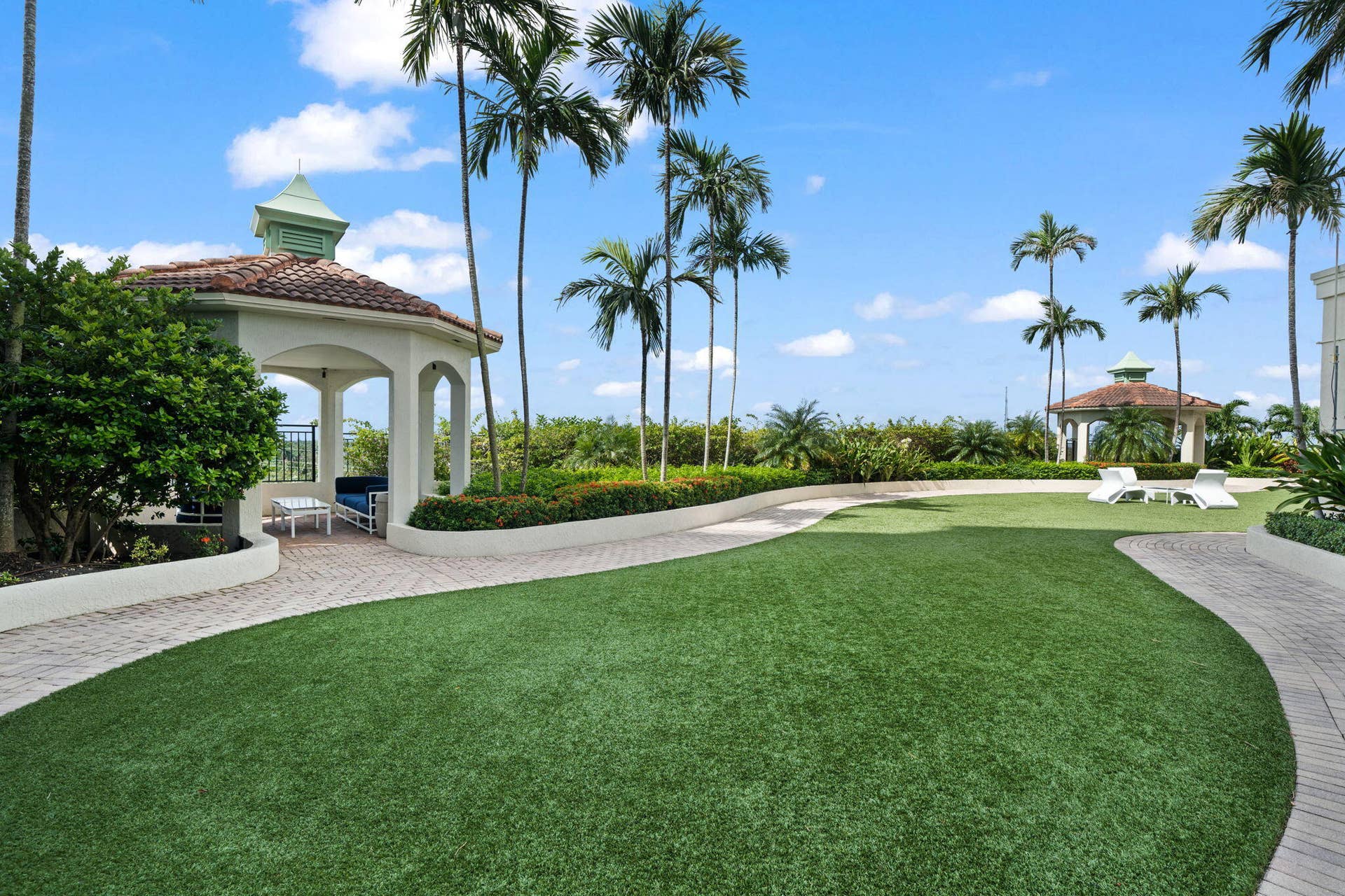 600 W LAS OLAS Boulevard, #902S, Fort Lauderdale, FL 33312 Landscaped green space with lounge chairs, walking paths, shaded gazebos & room for private outdoor gatherings.