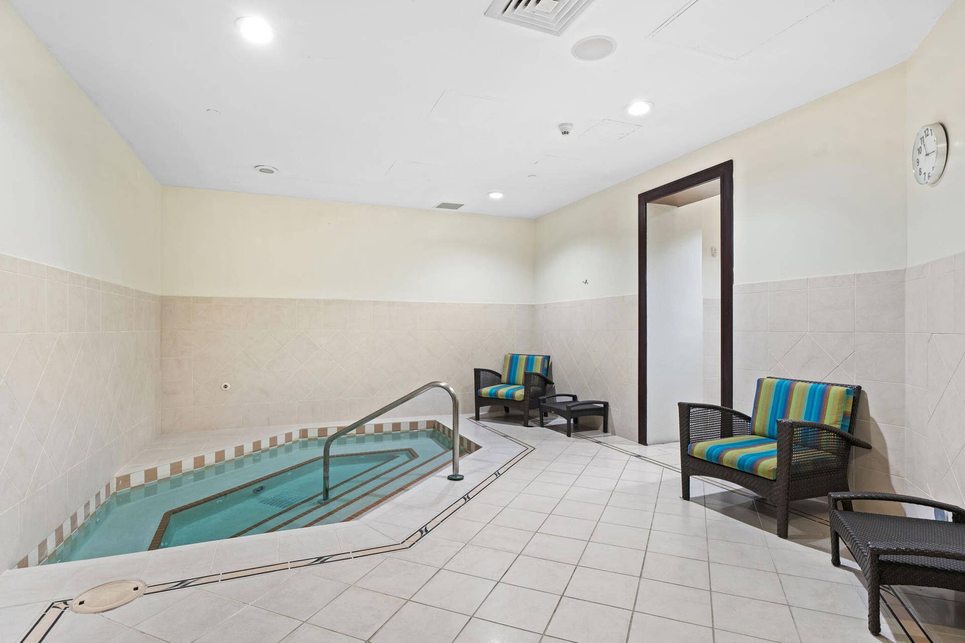 600 W LAS OLAS Boulevard, #902S, Fort Lauderdale, FL 33312 Spa area with an indoor whirlpool & lounge seating for post-workout relaxation.