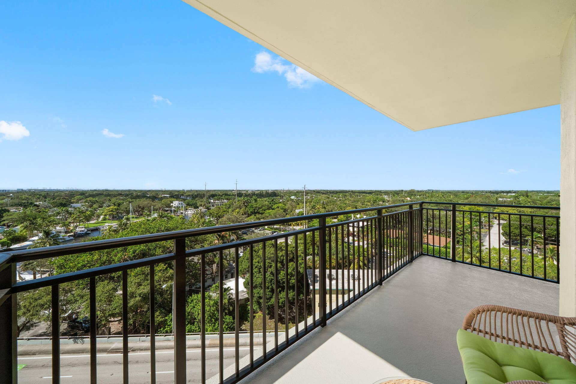 600 W LAS OLAS Boulevard, #902S, Fort Lauderdale, FL 33312 Expansive wraparound terrace offering open southwest views across Sailboat Bend & the surrounding Fort Lauderdale area.