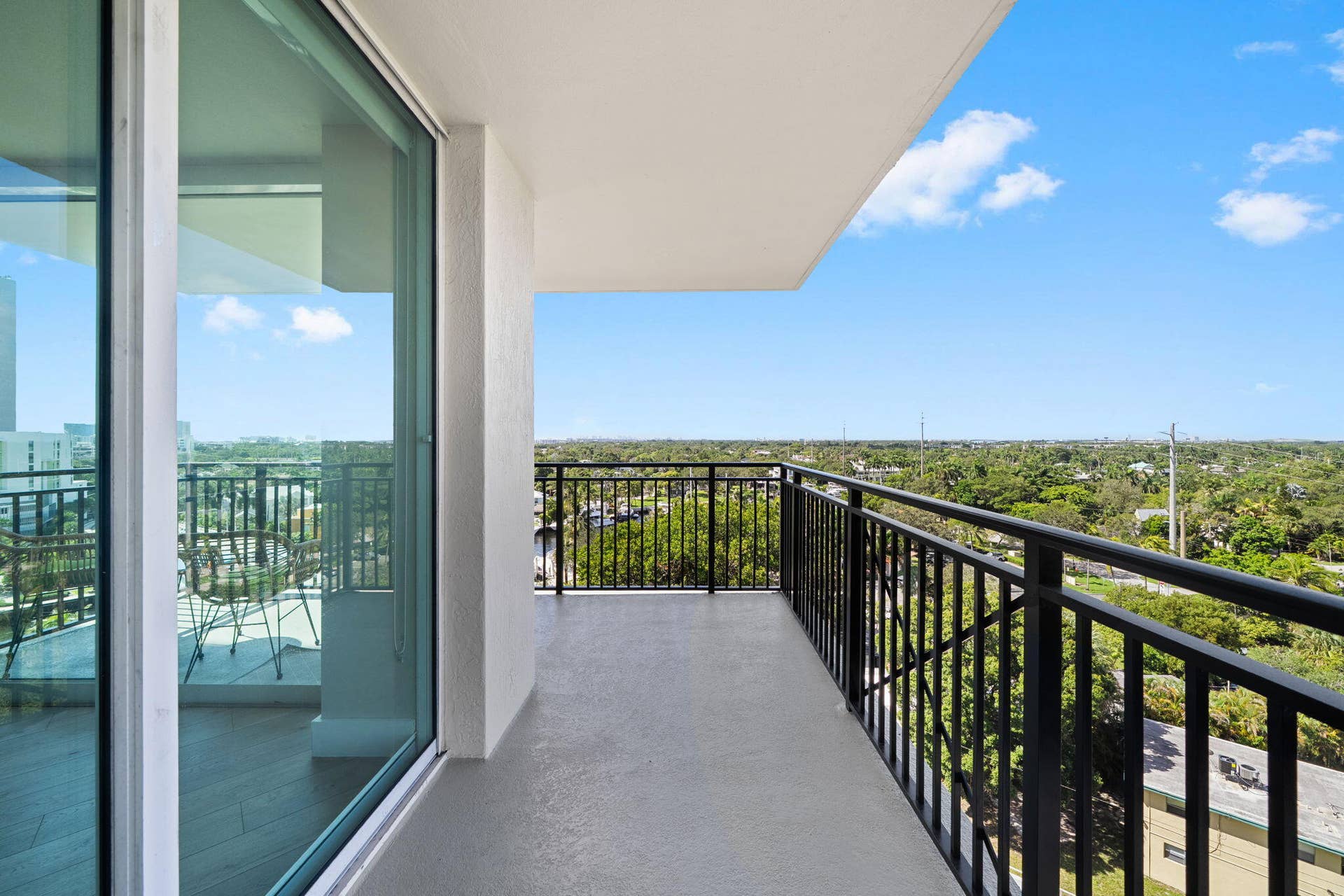 600 W LAS OLAS Boulevard, #902S, Fort Lauderdale, FL 33312 Generous wraparound terrace extending the living space outdoors, with room for seating, dining & enjoying the southwest exposure.