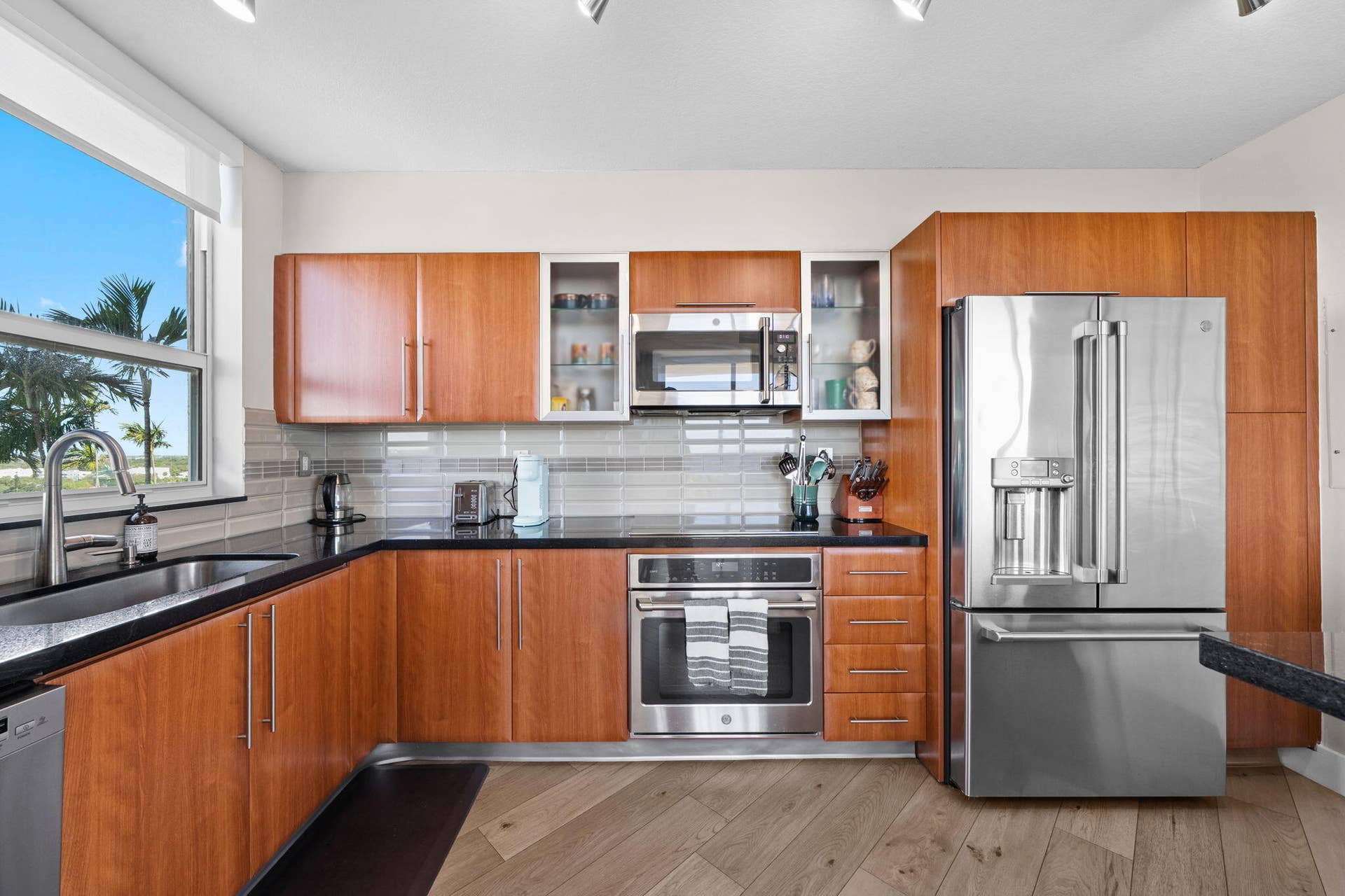 600 W LAS OLAS Boulevard, #902S, Fort Lauderdale, FL 33312 Well-appointed kitchen featuring wood cabinetry, granite countertops, stainless steel appliances & glass tile backsplash.